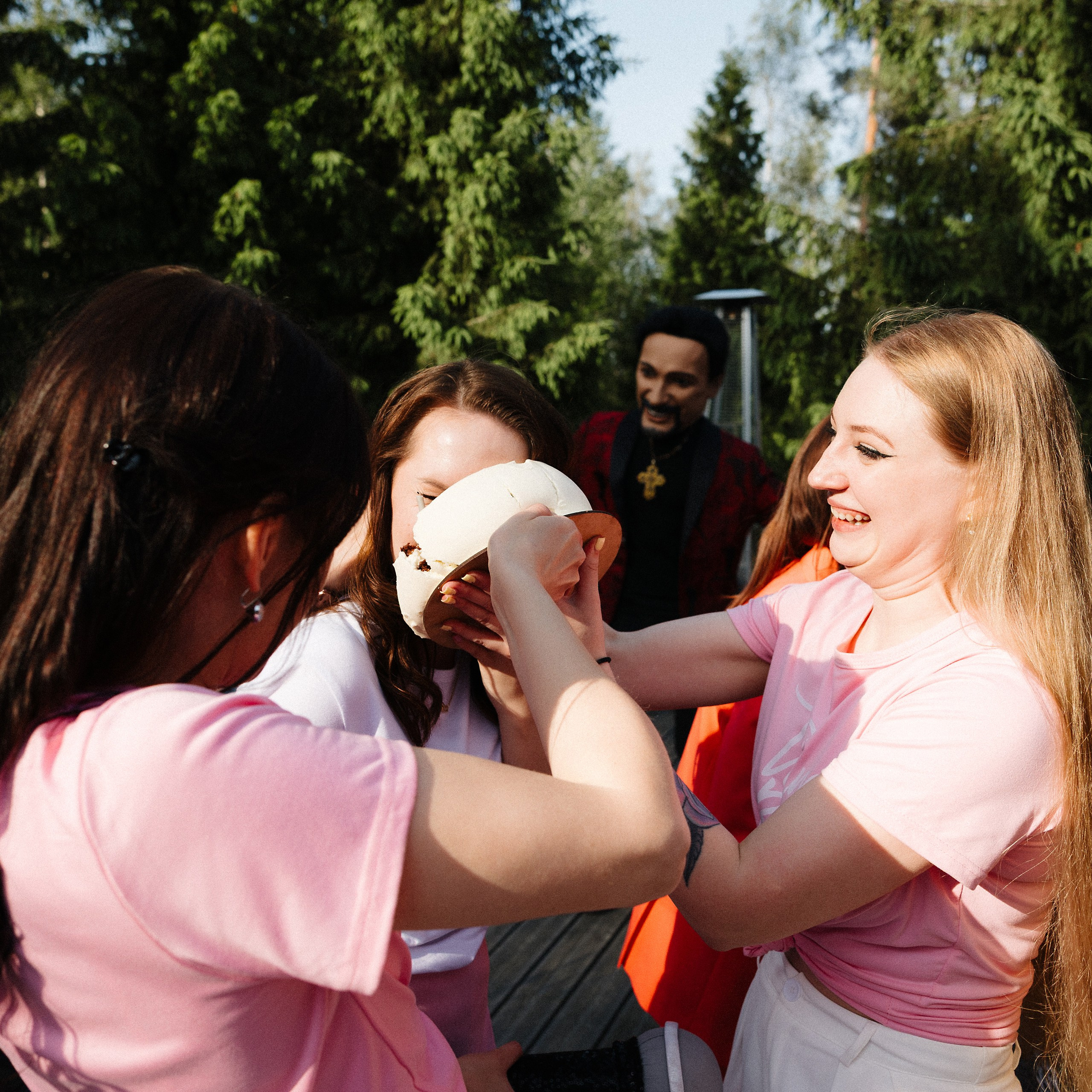 Яркая фотосессия девичника в Риге: розовые наряды и очки в форме сердца. Евгений Тимофеев | Свадебный и контент-фотограф и видеограф в Риге