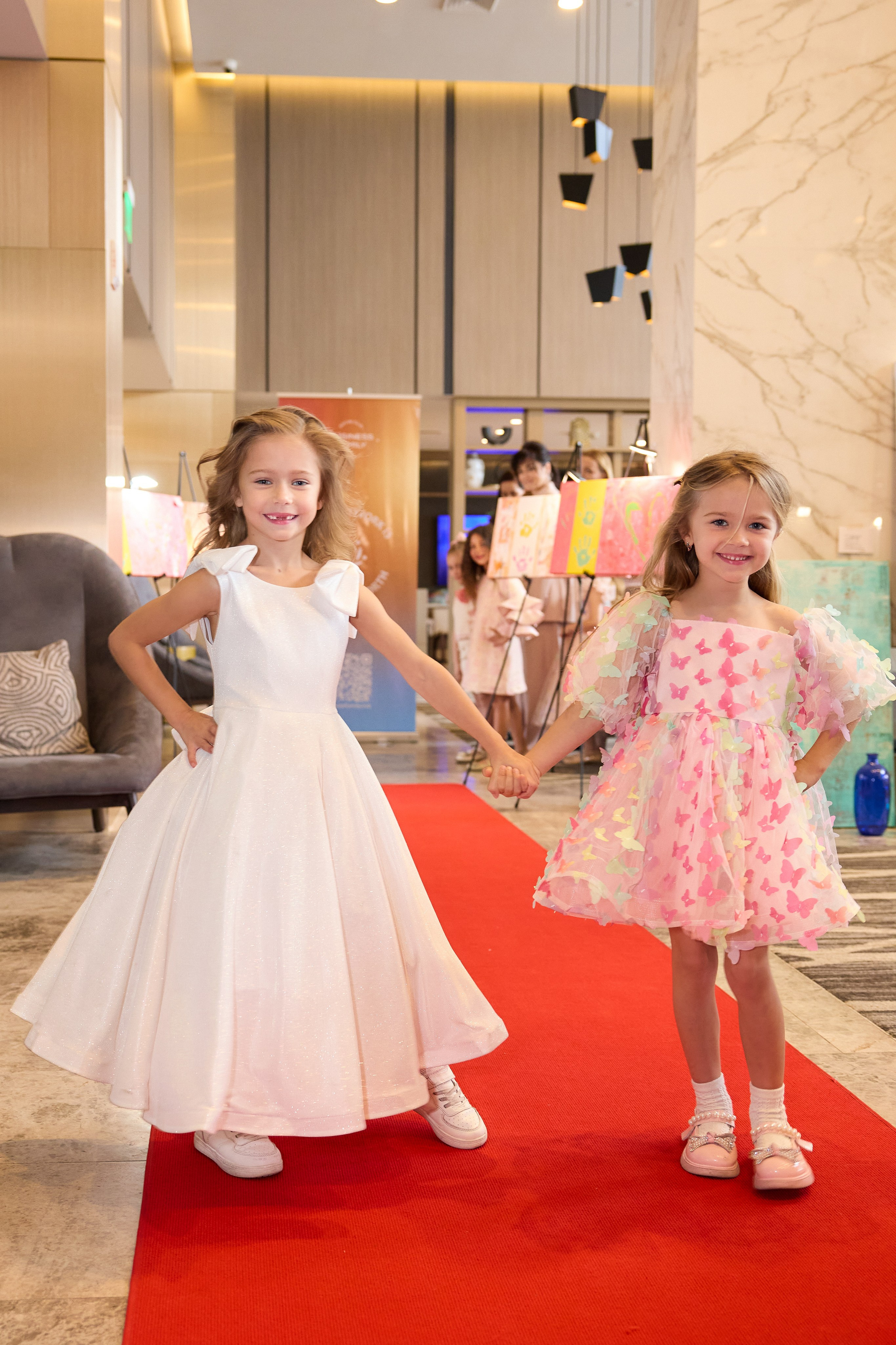 Авторская благотворительная художественная выставка Дианы Бортник. Фотограф Юлия Маковеева