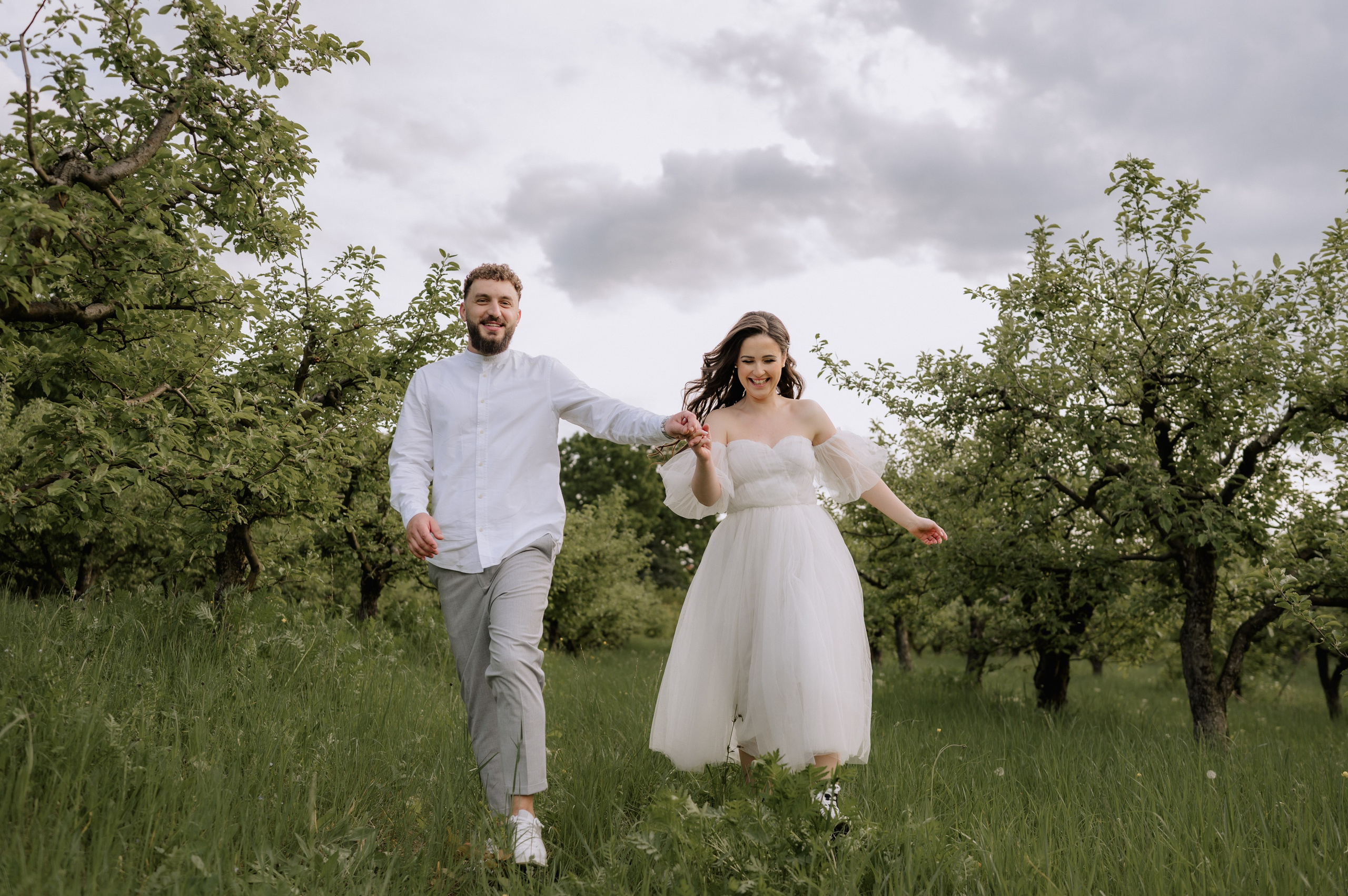 Magda + Andrei | Lovers in the garden. Proud Vision Weddings | Wedding Photography & Film — Servicii profesionale Foto Video Nunta Iasi