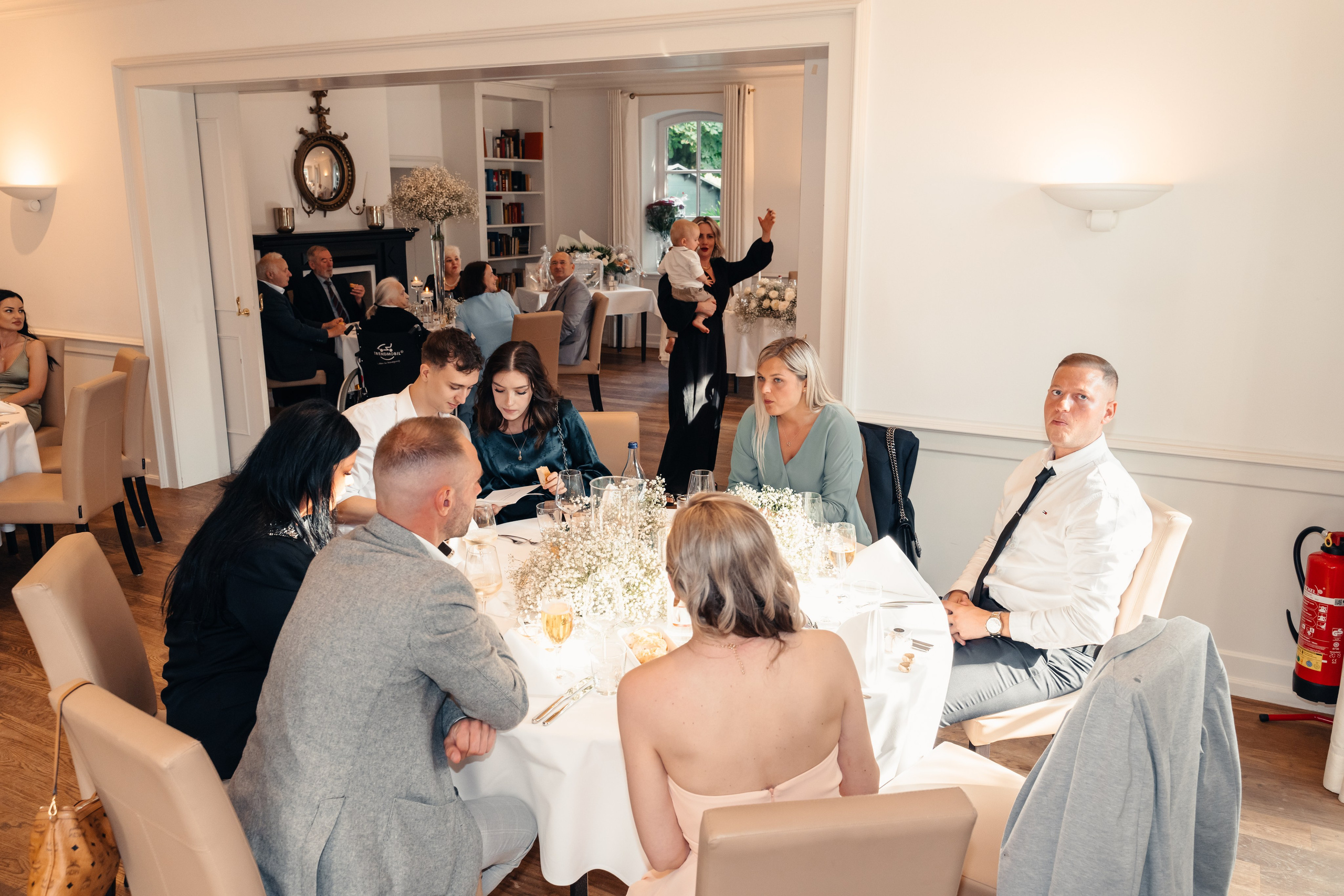 D & M im Restaurant Elfrather Mühle. Wedding Photographer Germany