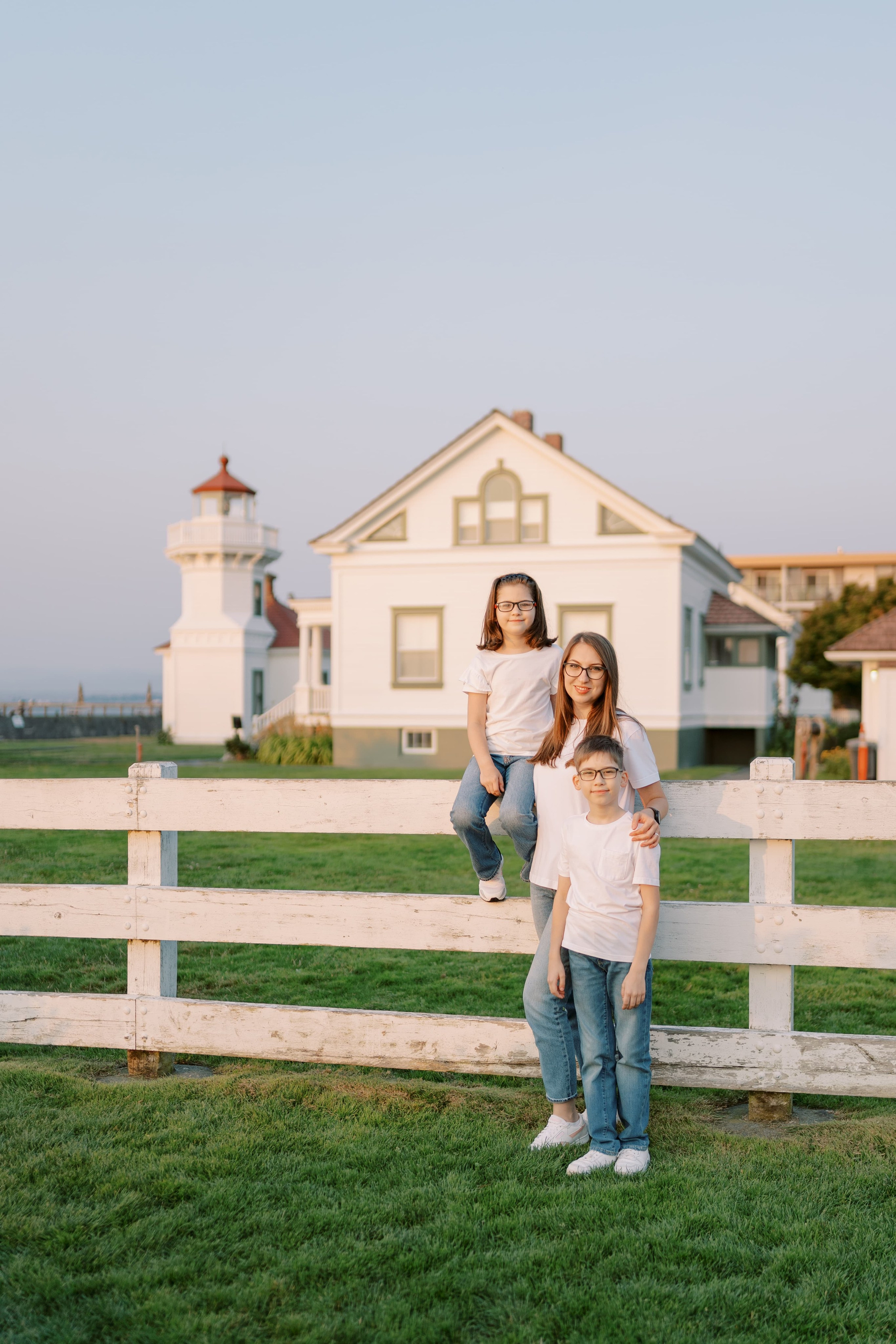 Family photoshoot. Vitalina with her family. August 2024. Lighthouse in Mukilteo. EVAN ARISTOV WEDDING PHOTOGRAPHY — Seattle Wedding Photographer