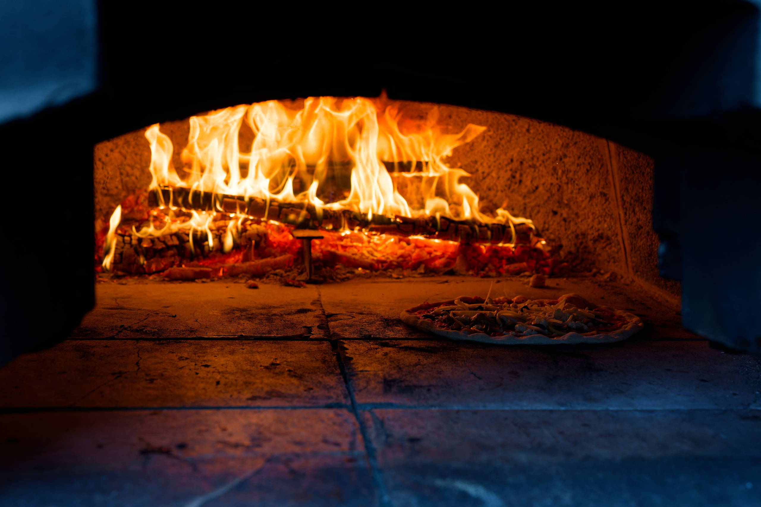 Pizza Party at Tenuta Massini, Florence, Italy. Destination Wedding Photographer — Nikita Burtsev