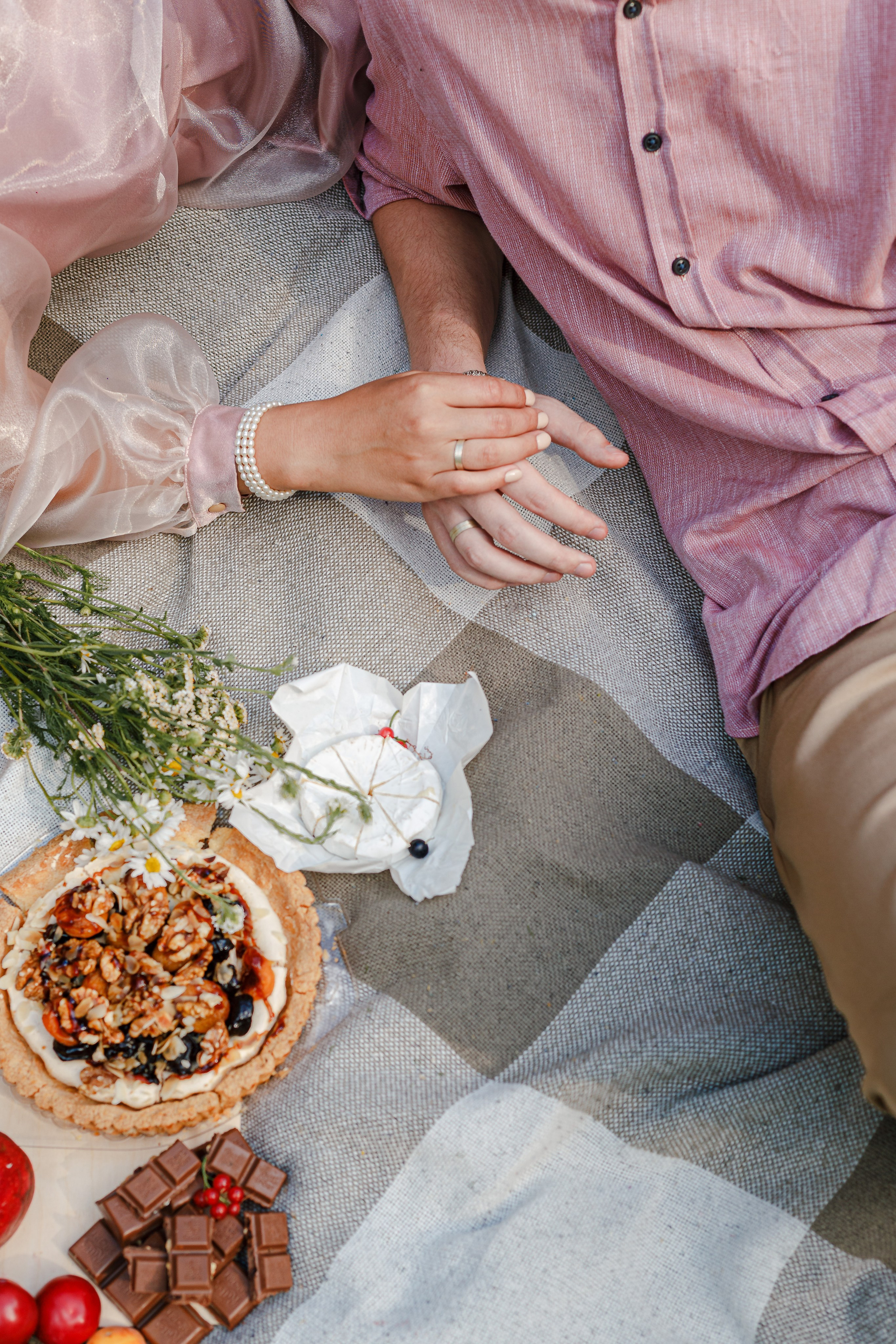 La novia y el novio en el fondo de un picnic de boda. Fotógrafo de retrato, familia y reportajes en Valencia | España | Europa Vitalii Lumier