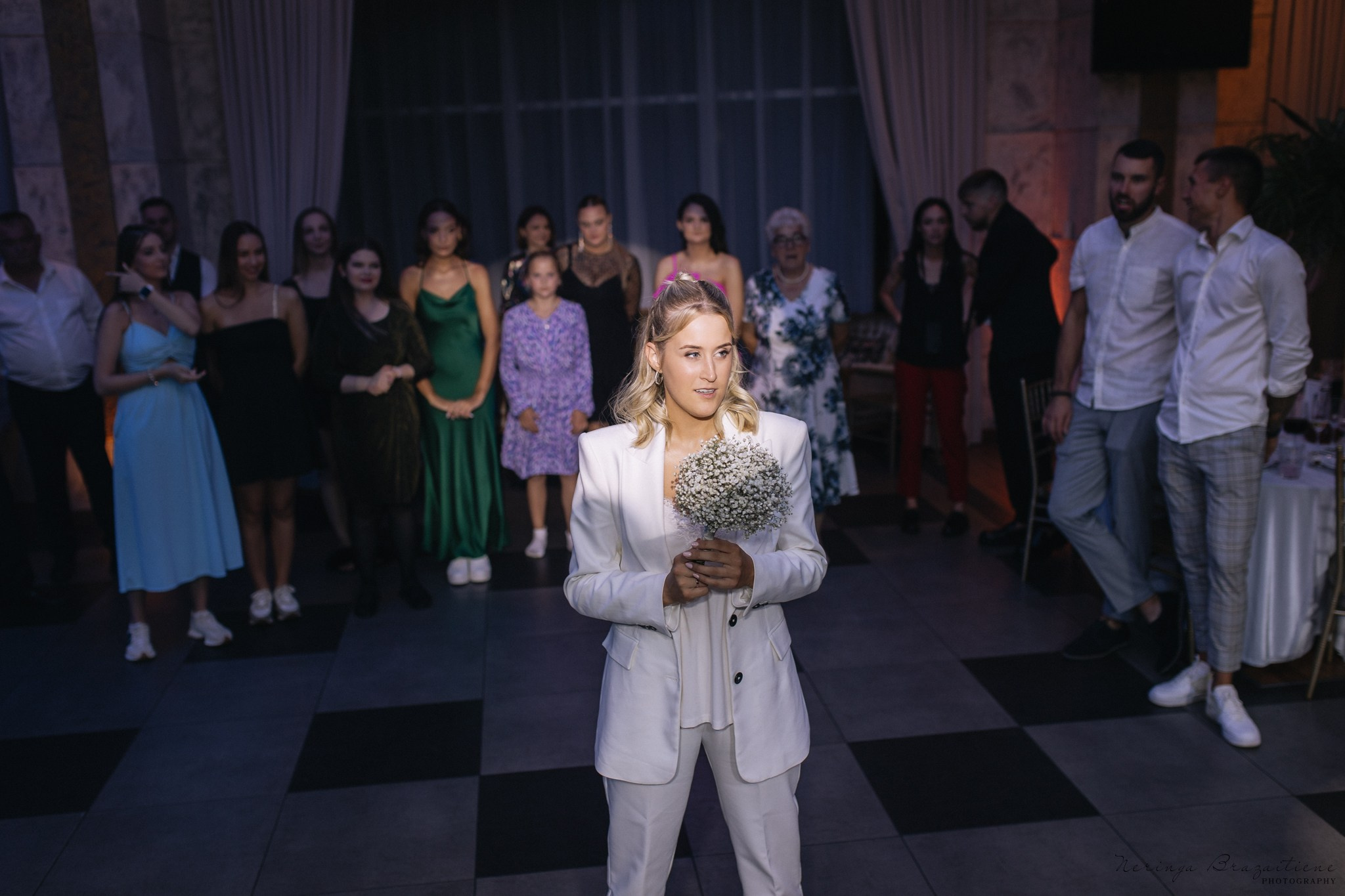 Vestuvinė fotosesija Kaune, Vienybės aikštėje, prie Lietuvos banko