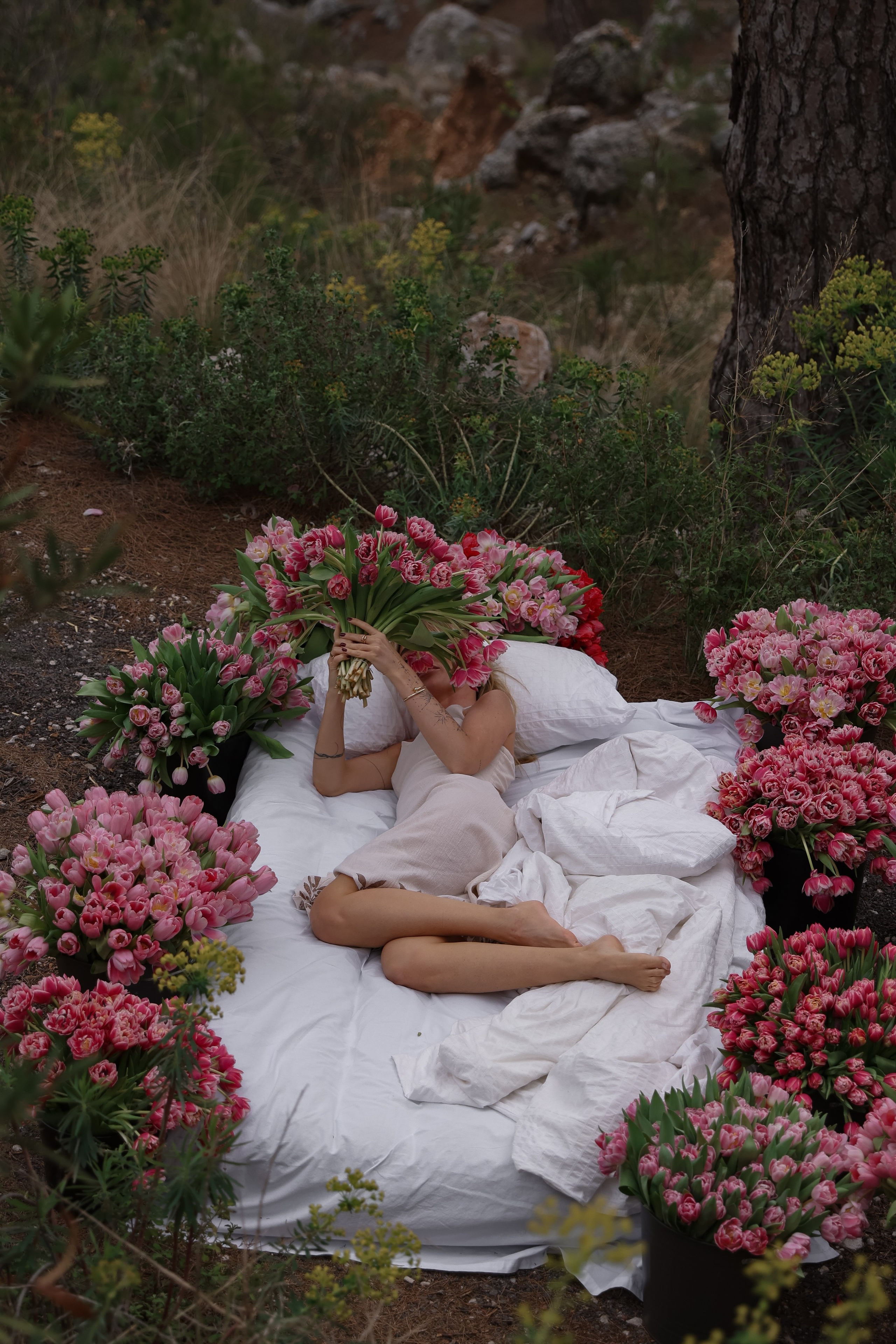 Девушка с тюльпанами. Фотосессия с тюльпанами. Фотосессия с тюльпанами пинтерест. Фото букетов с тюльпанами. Фото девушек с тюльпанами без лица. Фотосессия на рассвете. Фотосессия на закате. Фотограф в Анталии. Фотограф Анталия. Фотограф Анталья. Жизнь в Анталии. Фотограф в Турции.