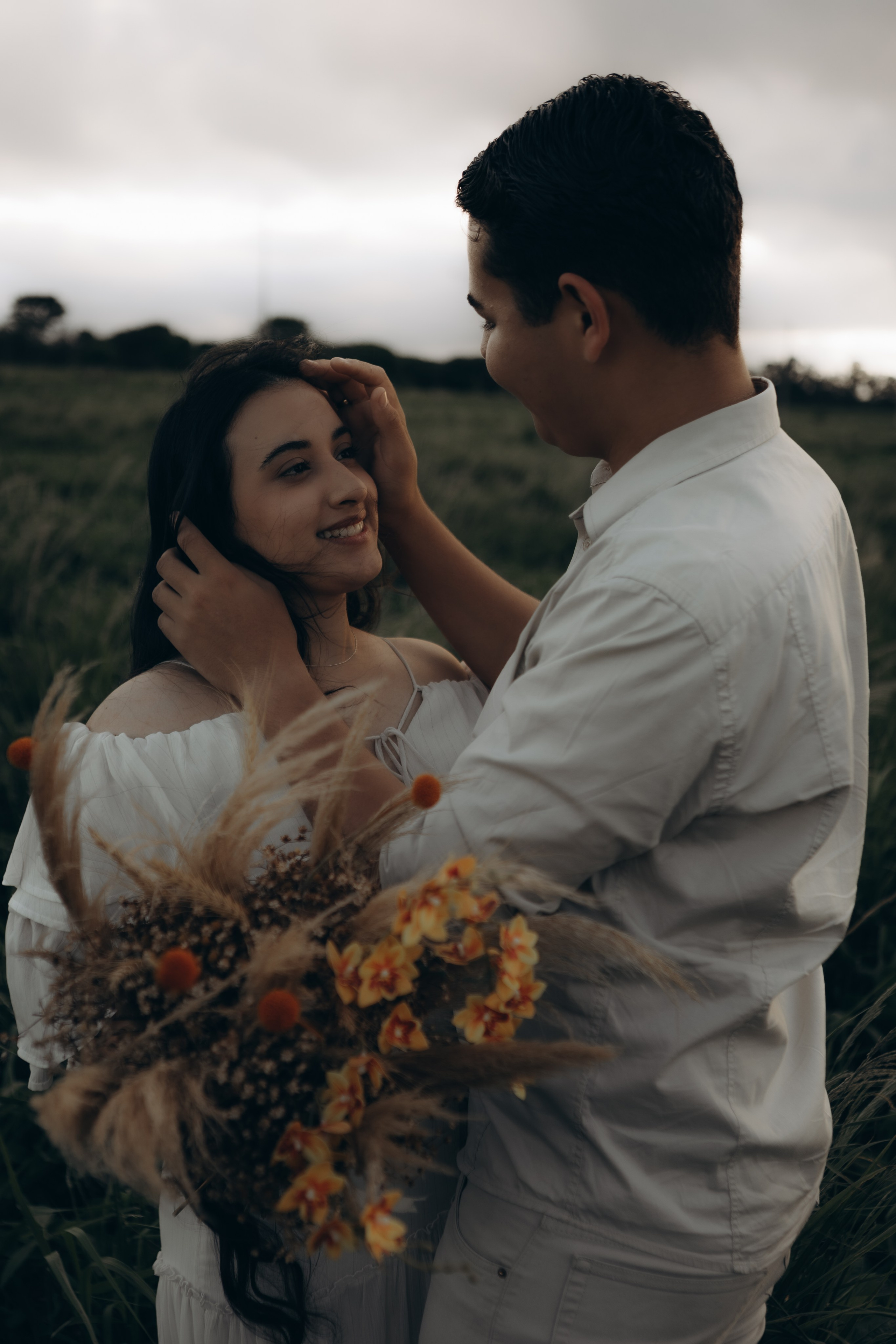 Casal trocando carinho em ensaio externo em Sorocaba 
