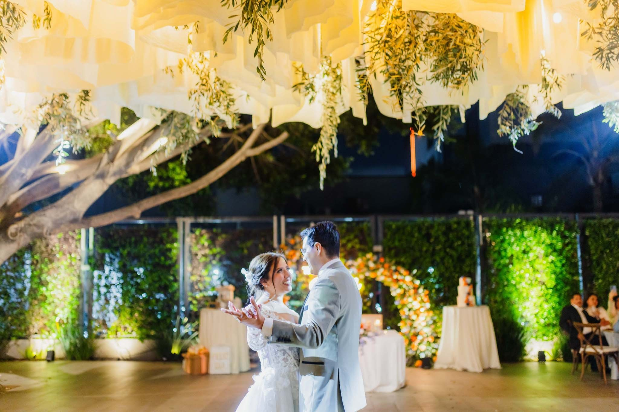primer baile de boda con decoración de luces y jardín en Jardines Escuadrón 201 Tijuana Baja California
