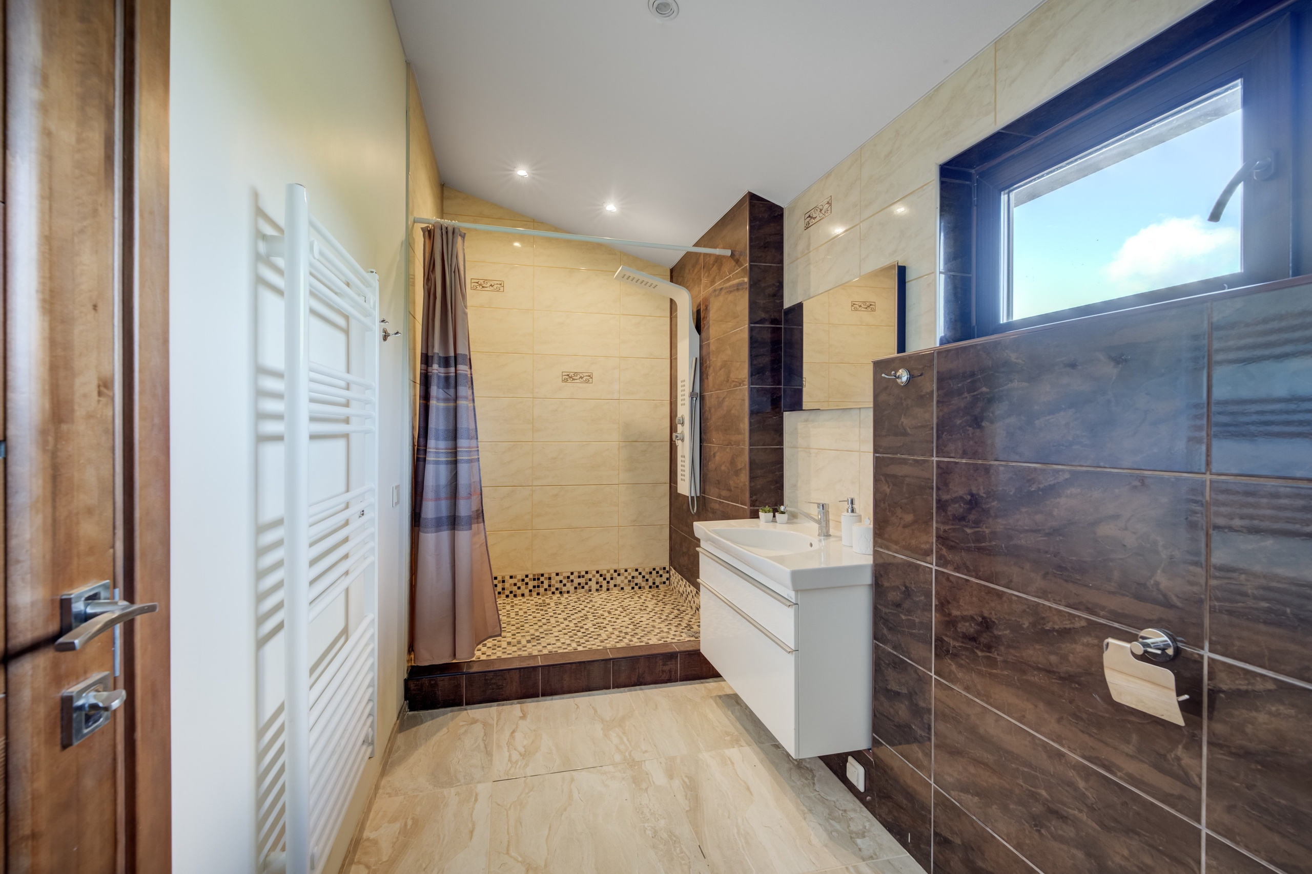 Sadyba Vinliaus r. prie ežero. Elina Sapiega fotografė Vilniuje