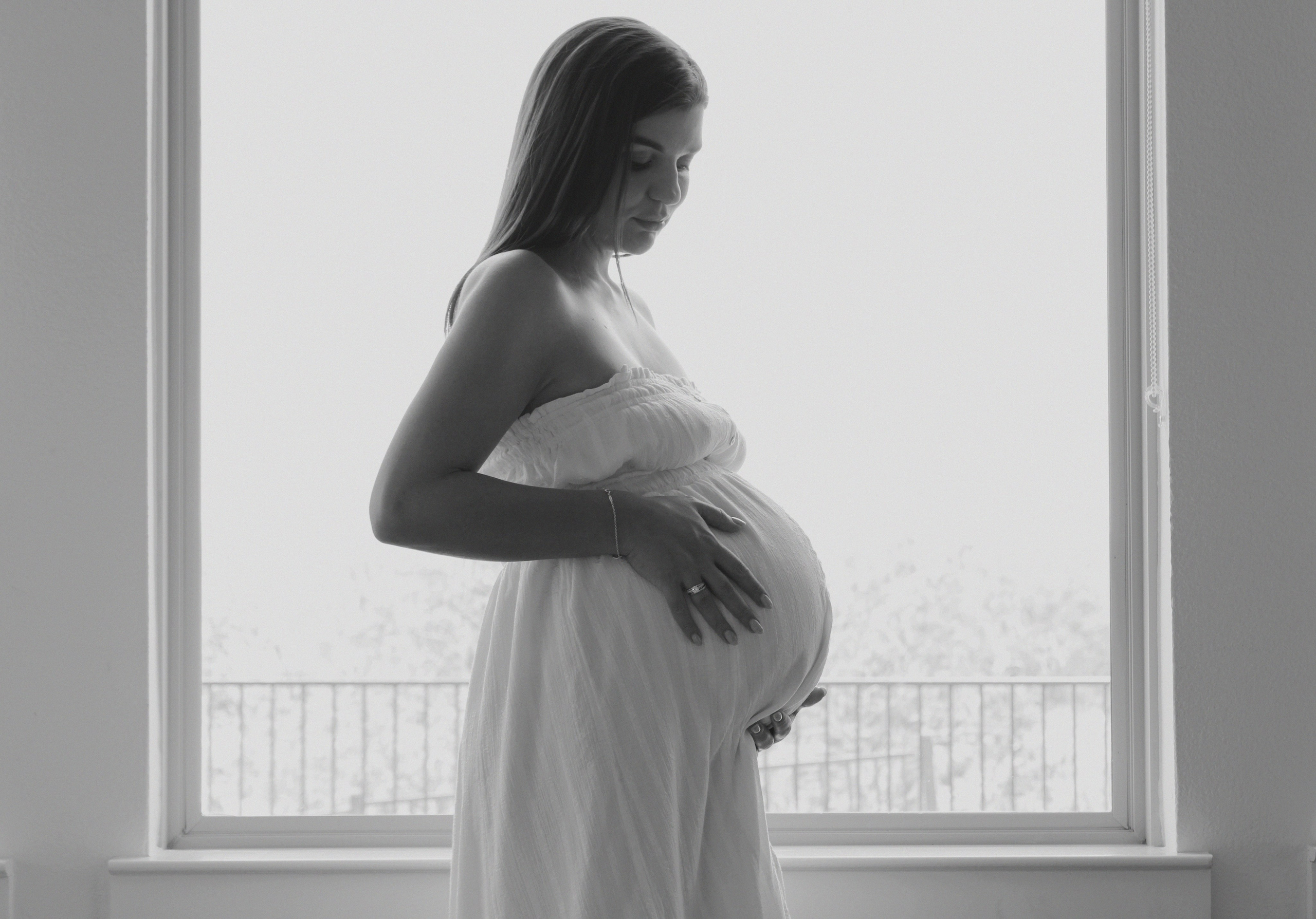 Maternity, Family & Pregnancy Photoshoot at Home. Lana Petrychenko — Portrait & Family Photographer. Valencia, Spain