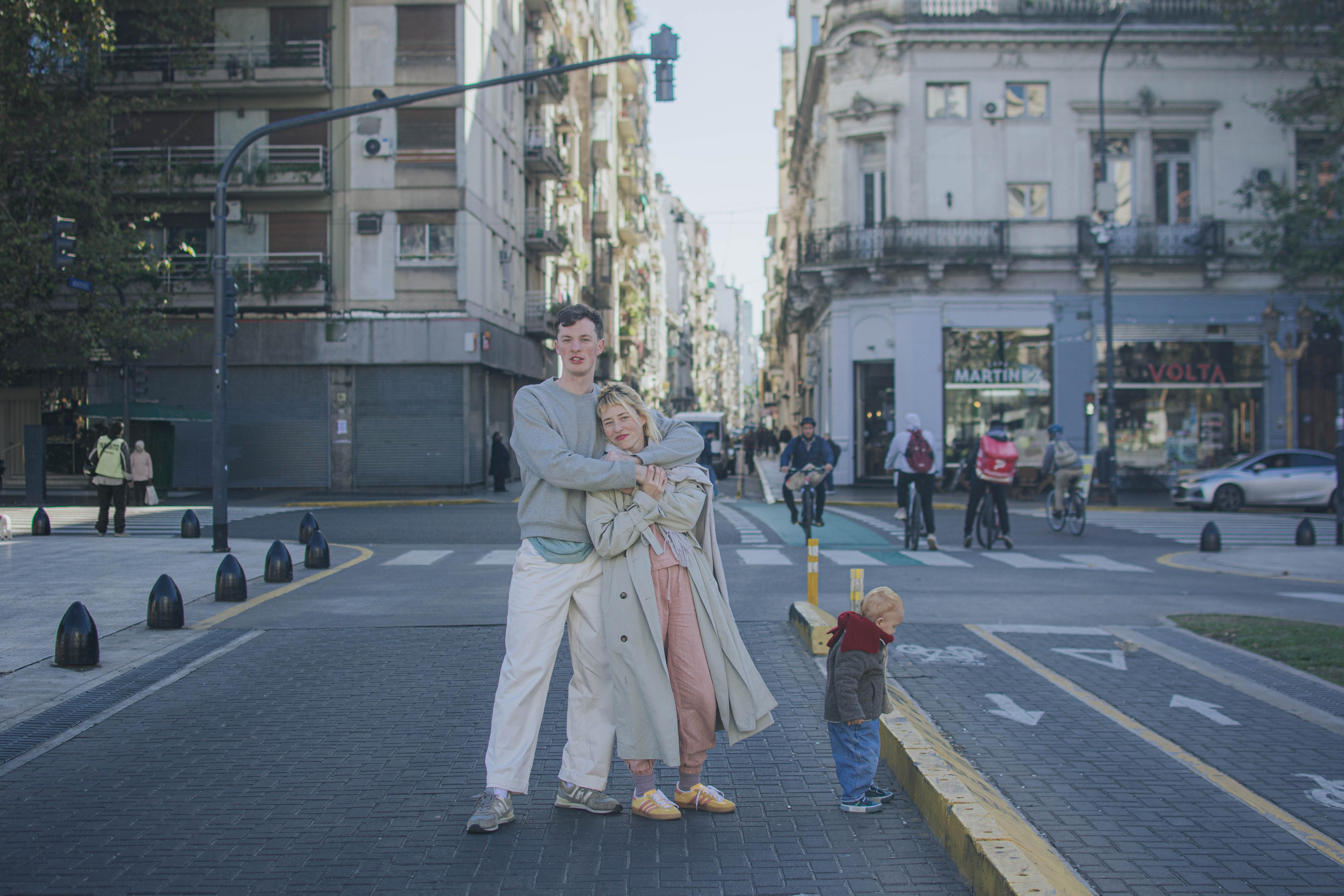 Family photo shoot. Buenos Aires. Photographer @elmirkami in the city of Buenos Aires