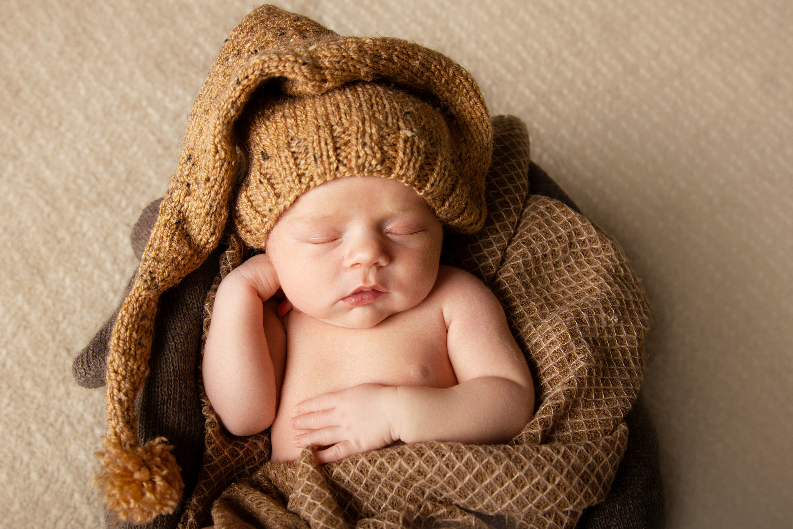 Foto eines Neugeborenen in warmen Farben