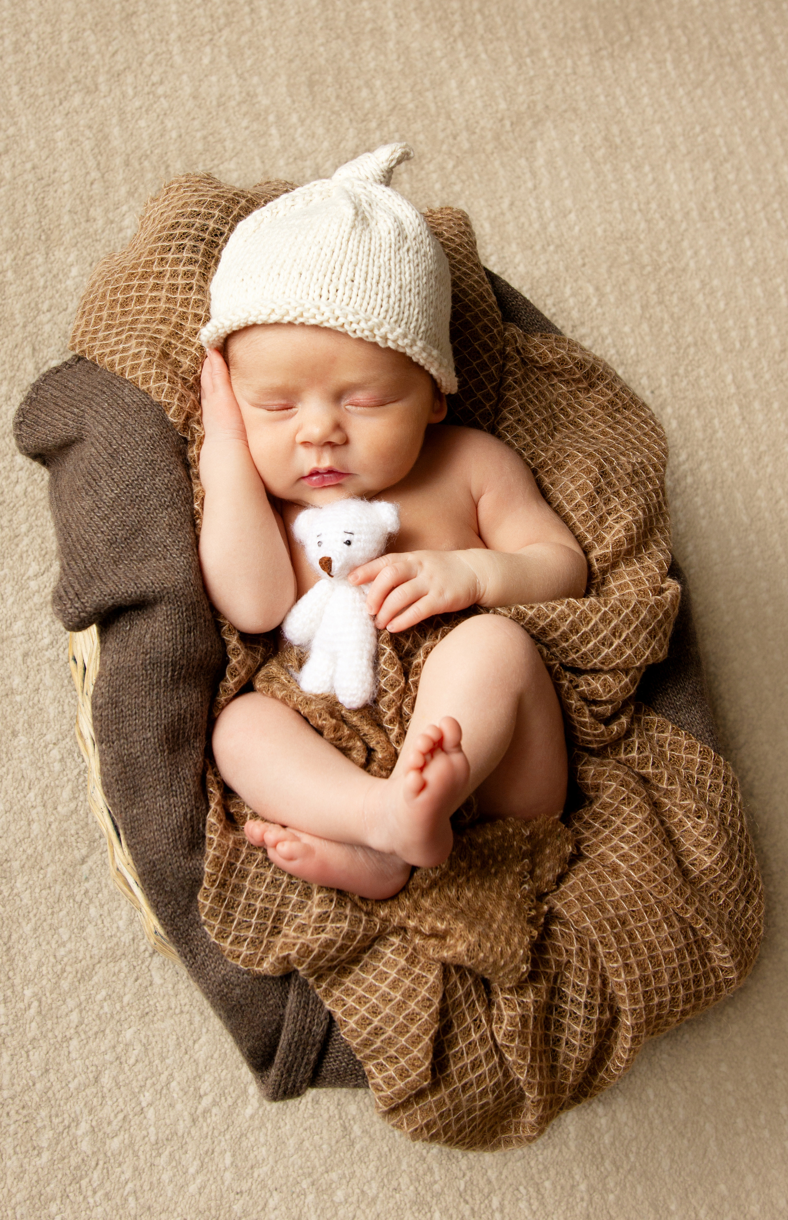 Neugeborener Zwerg umarmt einen Bären