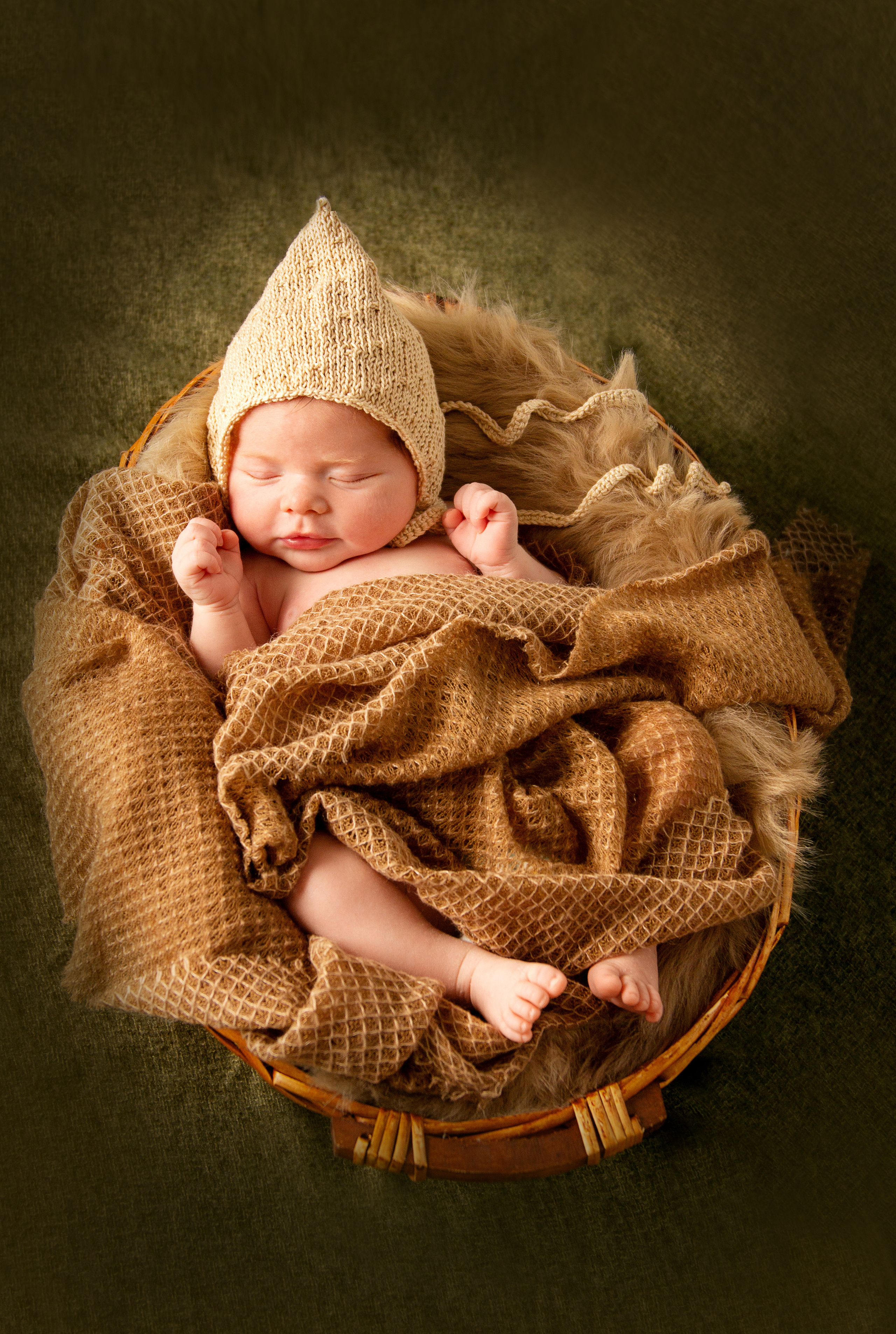 Fotosession eines Neugeborenen in warmen Farbtönen