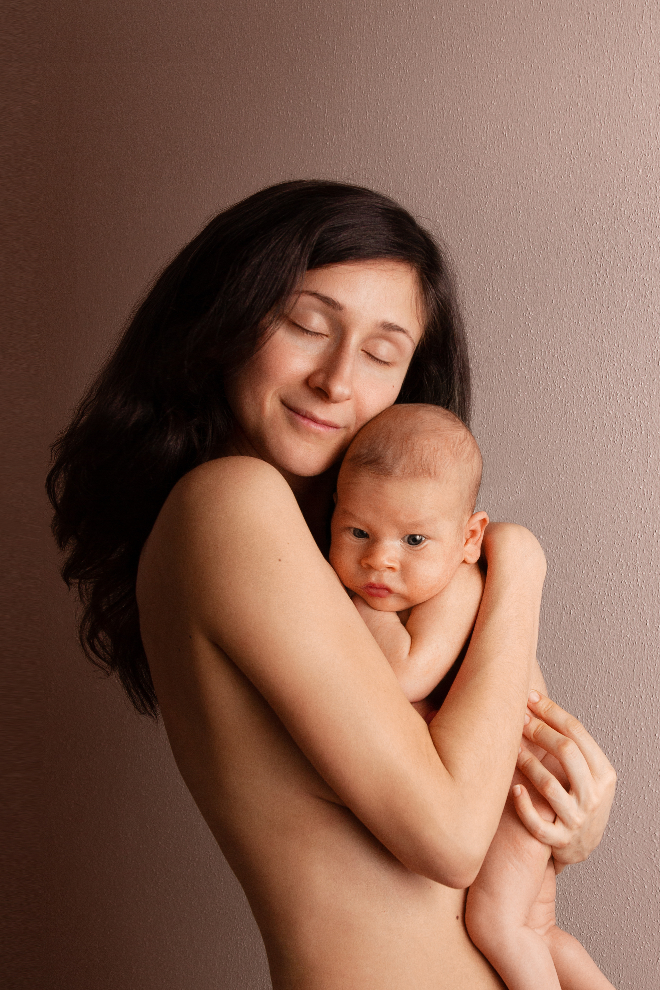 Familienfotos zu hause Mama und Baby umarmen 