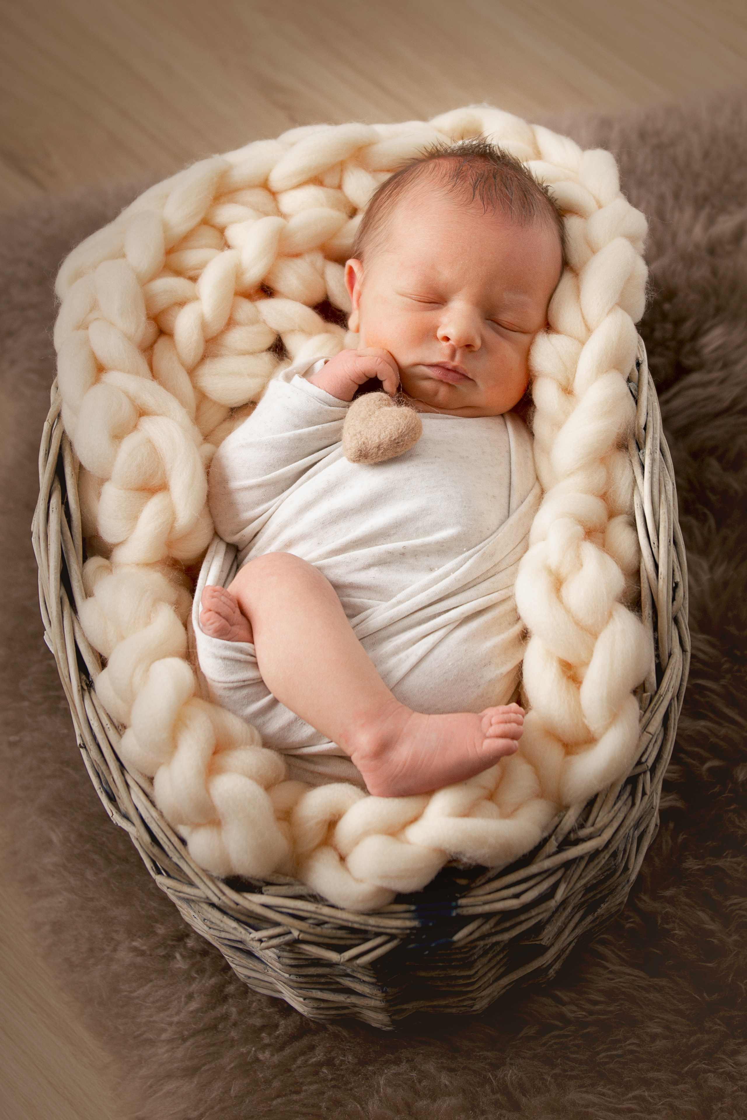 Baby schläft süß in einem Korb