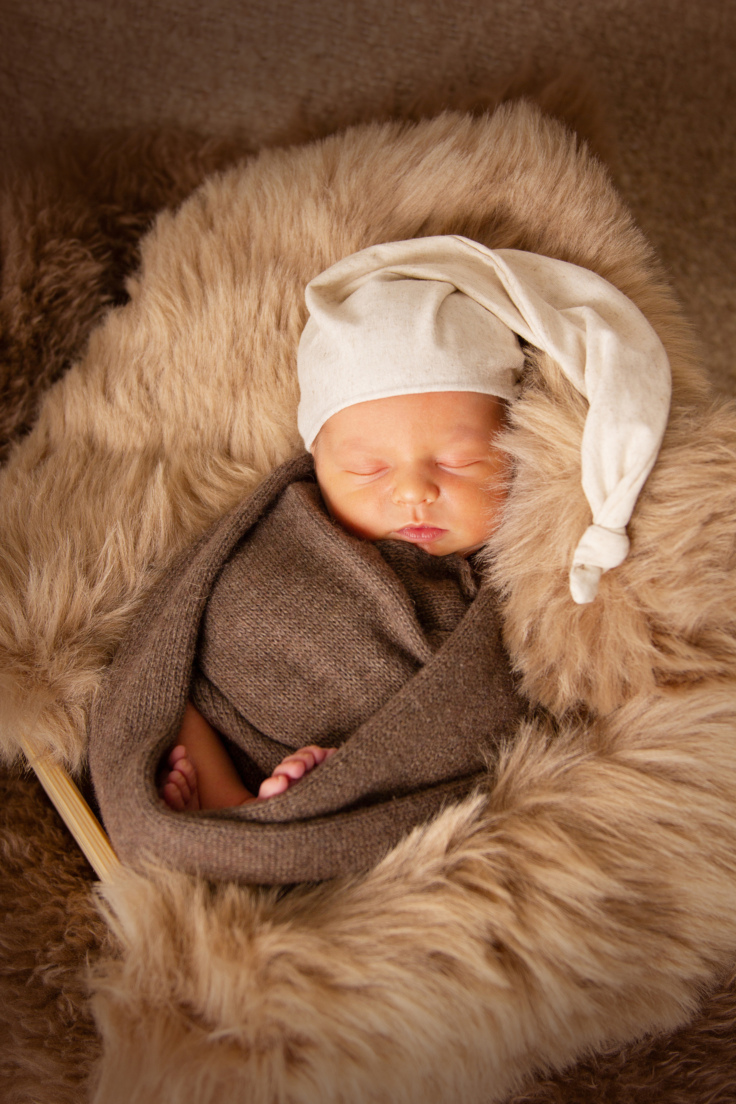 Neugeborener Gnom schläft in Pelzen