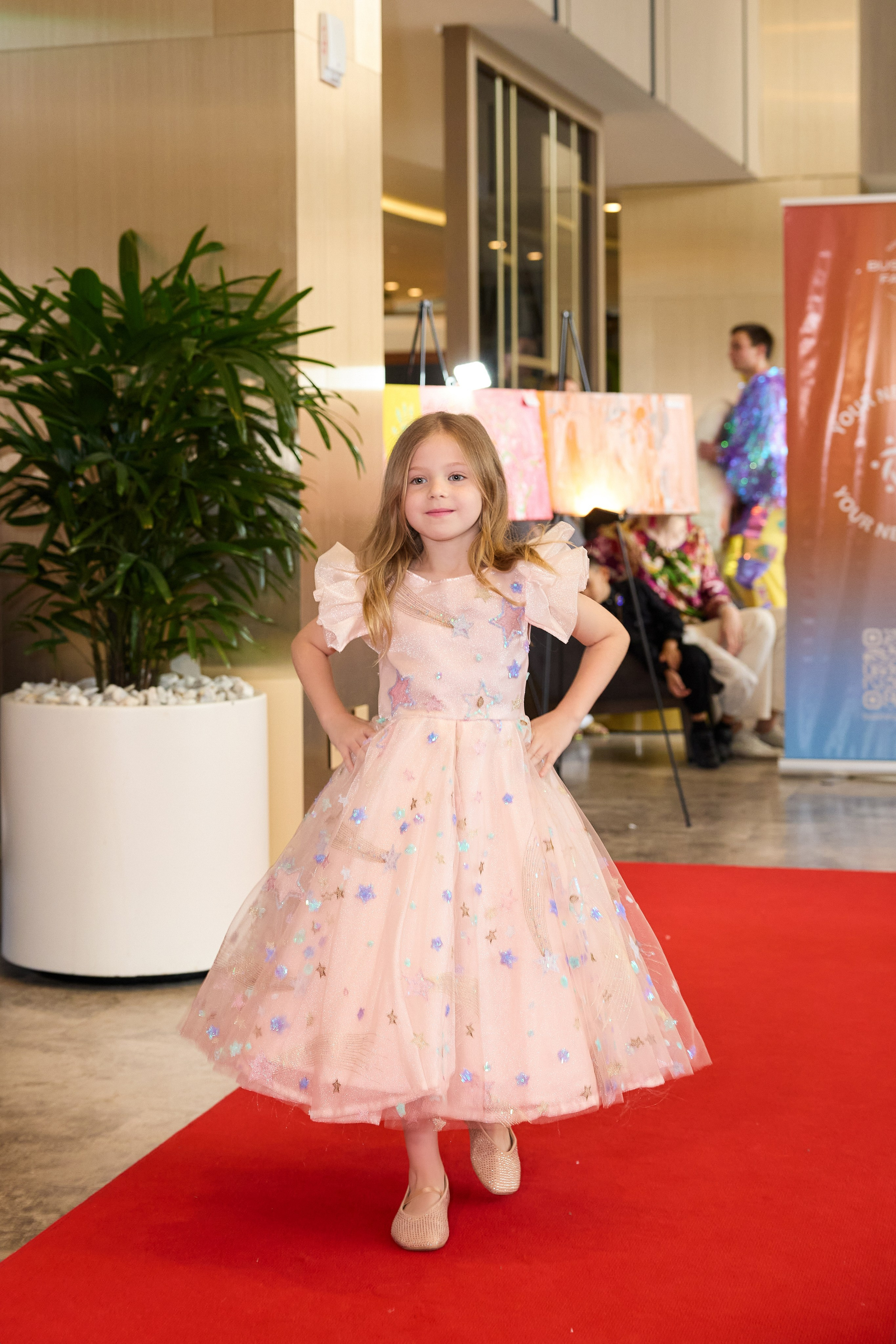 Авторская благотворительная художественная выставка Дианы Бортник. Фотограф Юлия Маковеева