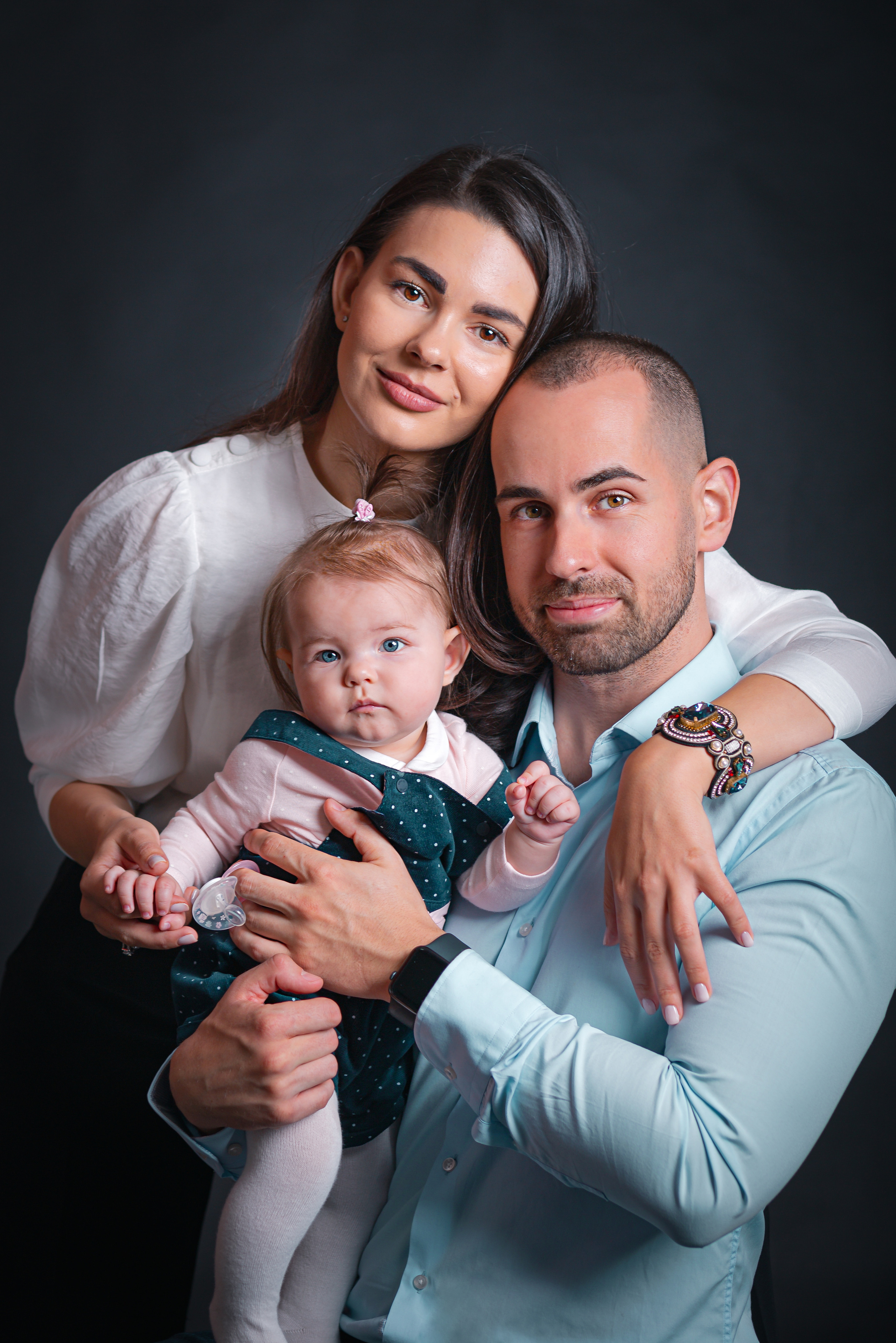 Снимки в студио, предметна  и продуктова фотография. Фотограф Бургас. Фотосесии в студио и на открито, портрети, заснемане