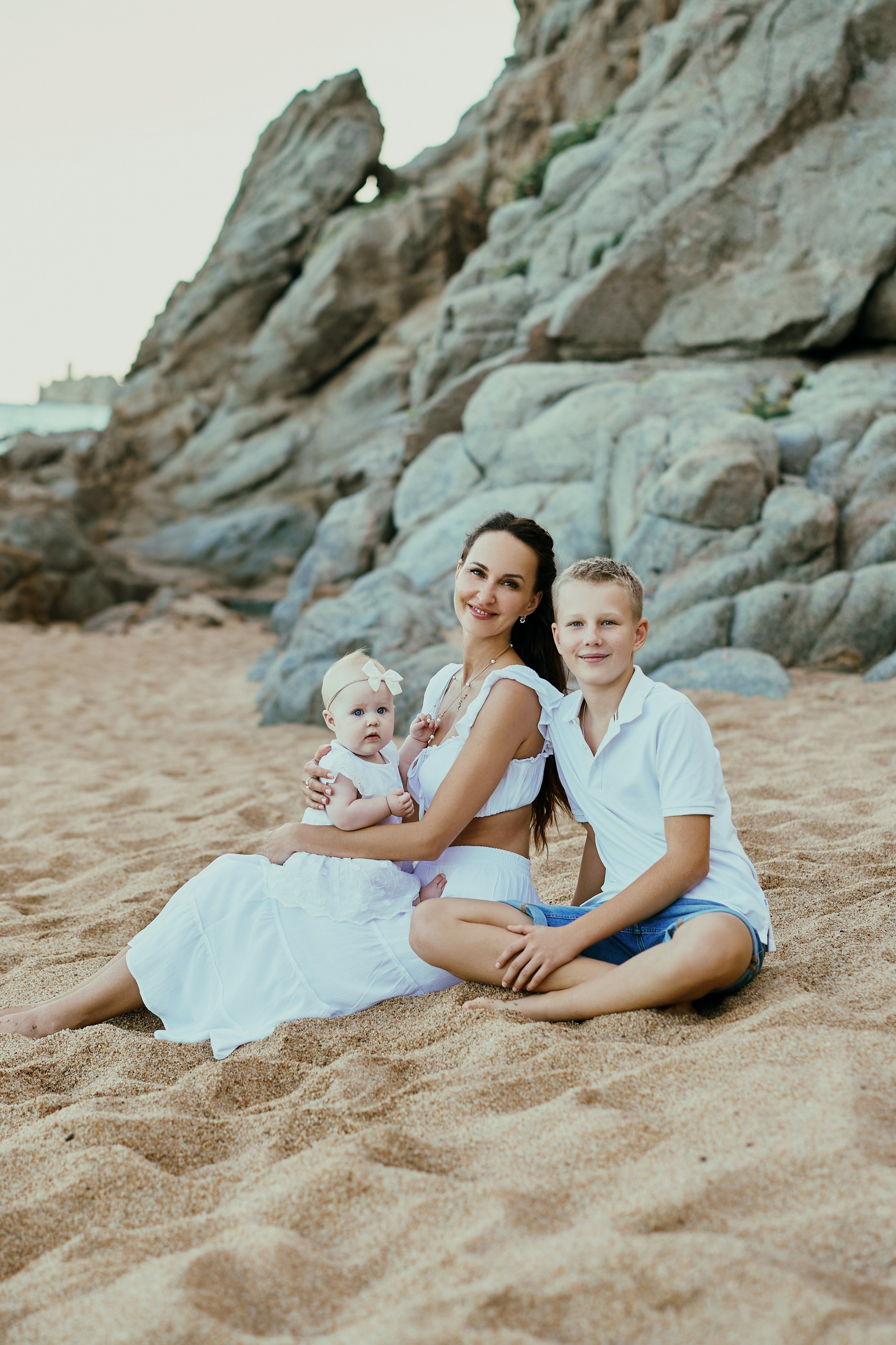 Мама с детьми на пляже. Fotógrafa en España Zhanna Zakharchenko