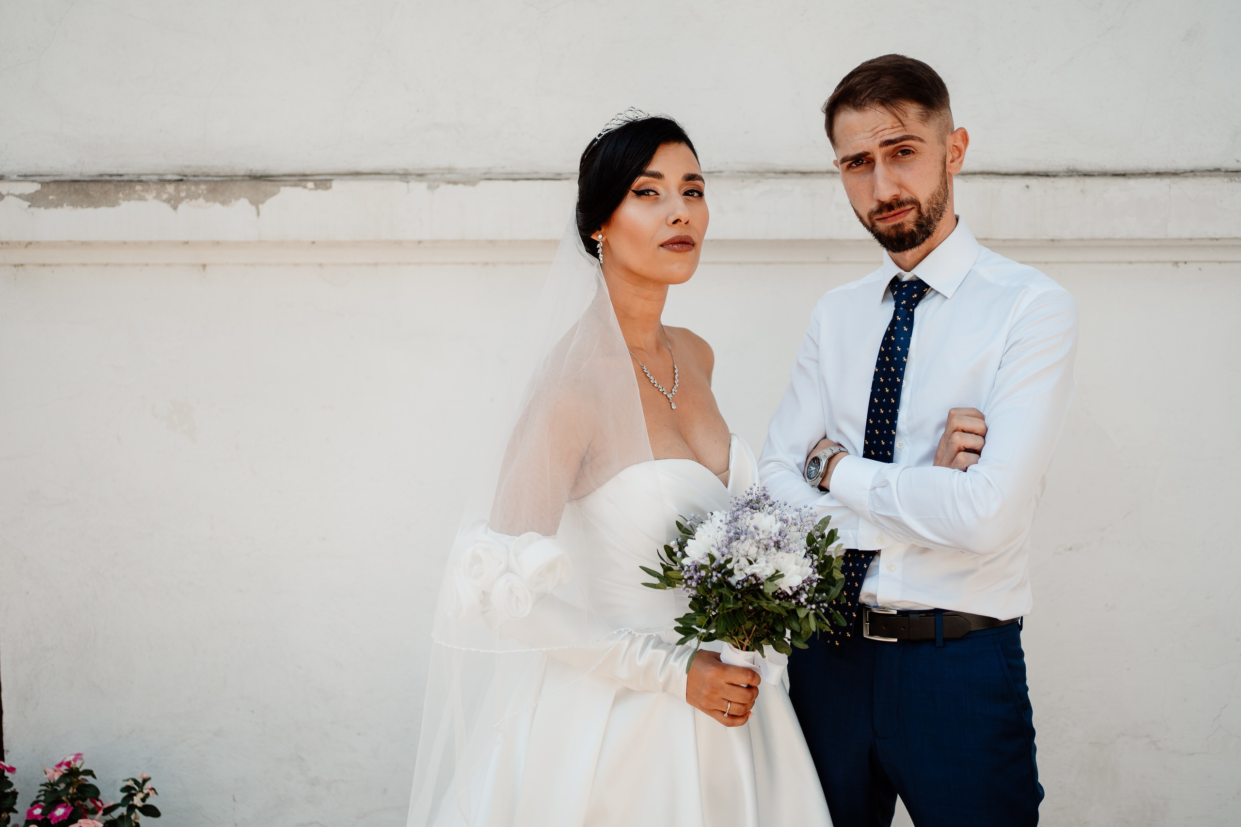 Moment emoționant între miri în ziua nunții, surprins într-un cadru natural și romantic, in Bucuresti. Fotografie de nuntă profesională, editată artistic pentru a evidenția emoția și eleganța evenimentului.