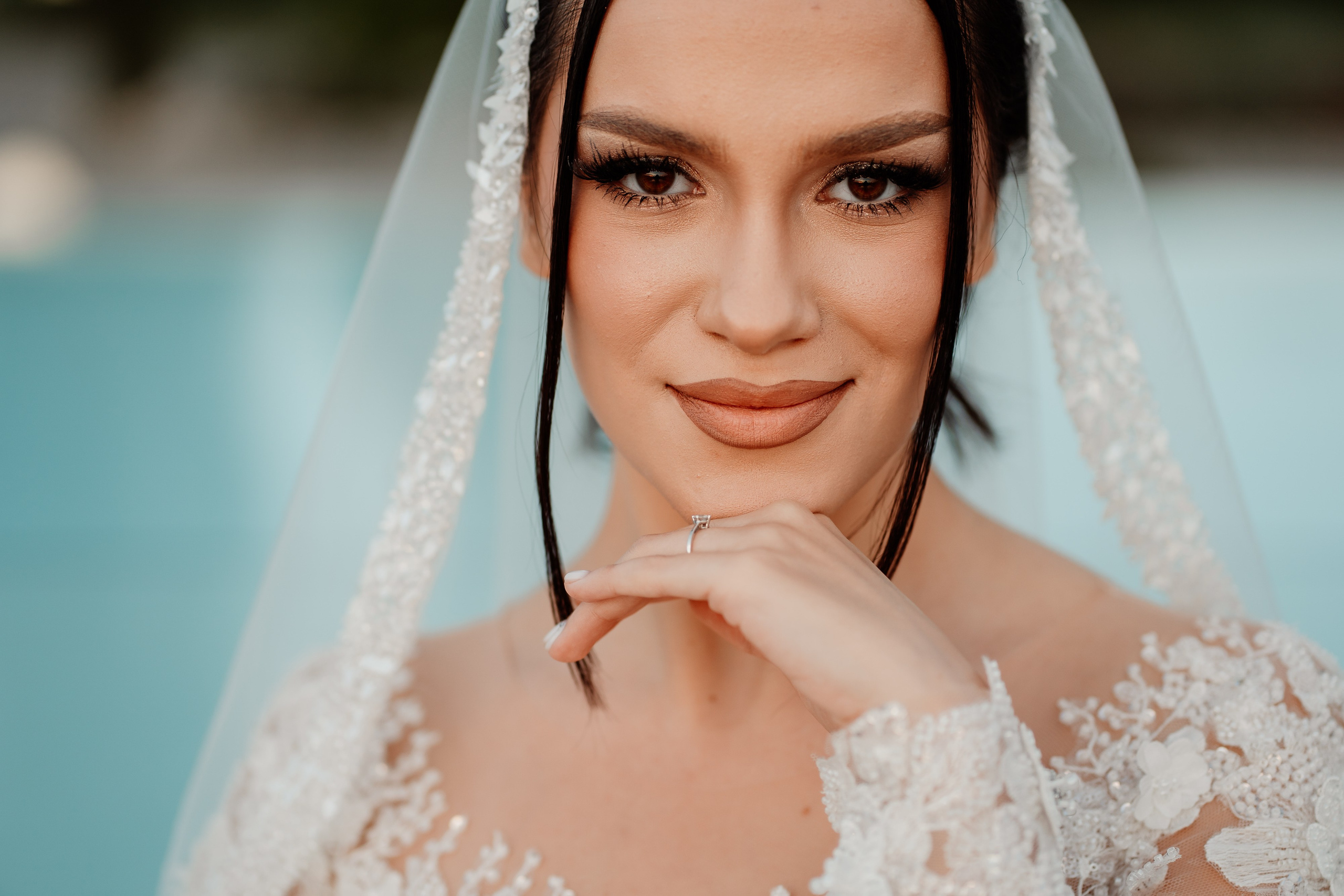 Moment emoționant între miri în ziua nunții, surprins într-un cadru natural și romantic, la Reina Events. Fotografie de nuntă profesională, editată artistic pentru a evidenția emoția și eleganța evenimentului.