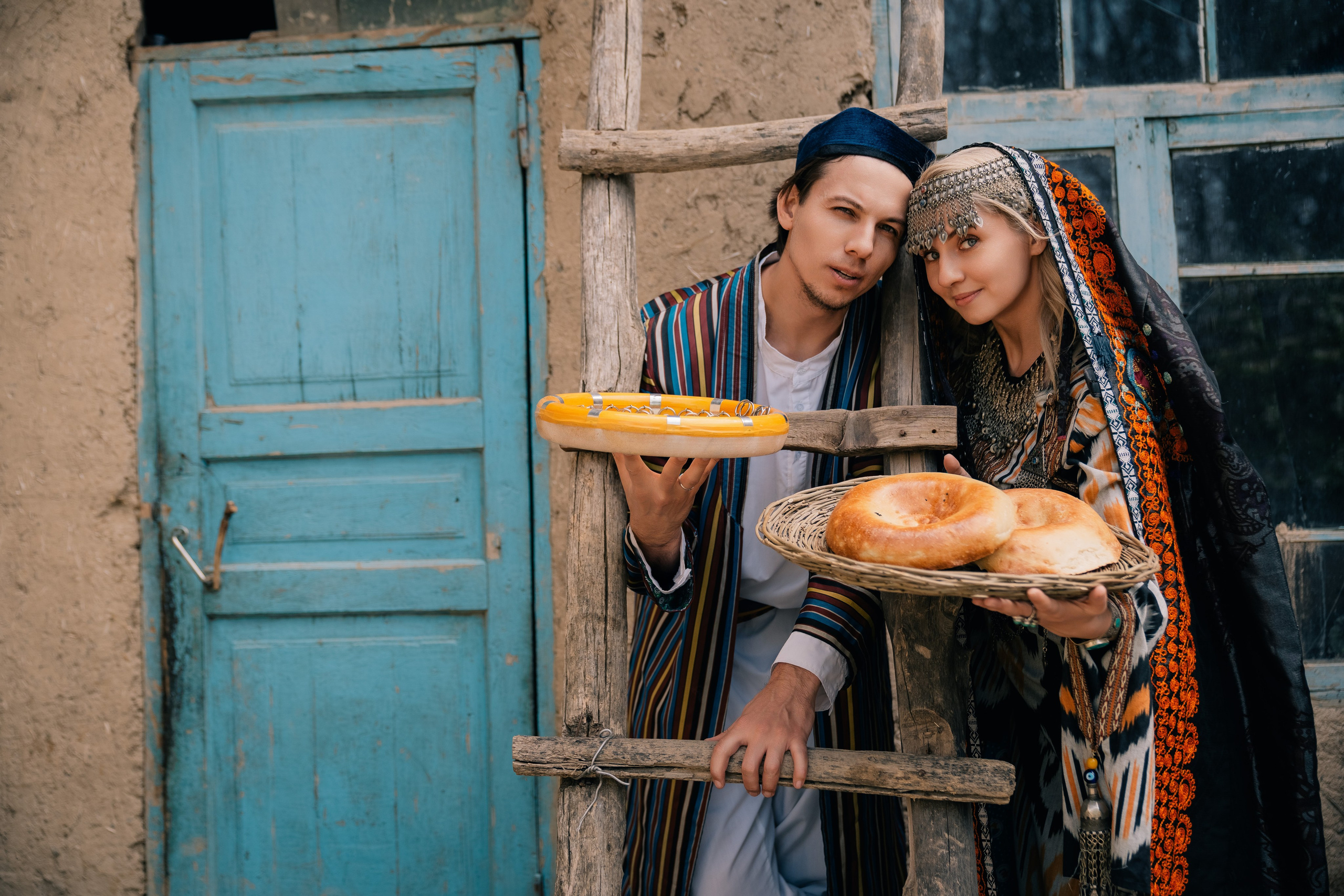 Русская пара в узбекских костюмах на площади Регистан, love-story. Фотограф в Самарканде, Ташкенте, Бухаре, Хиве.