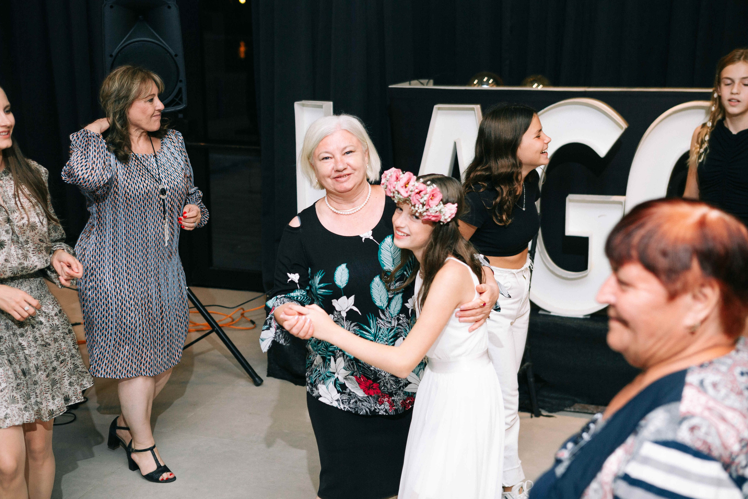 PARTY WITH FRIENDS. Https://shi-photo.com/