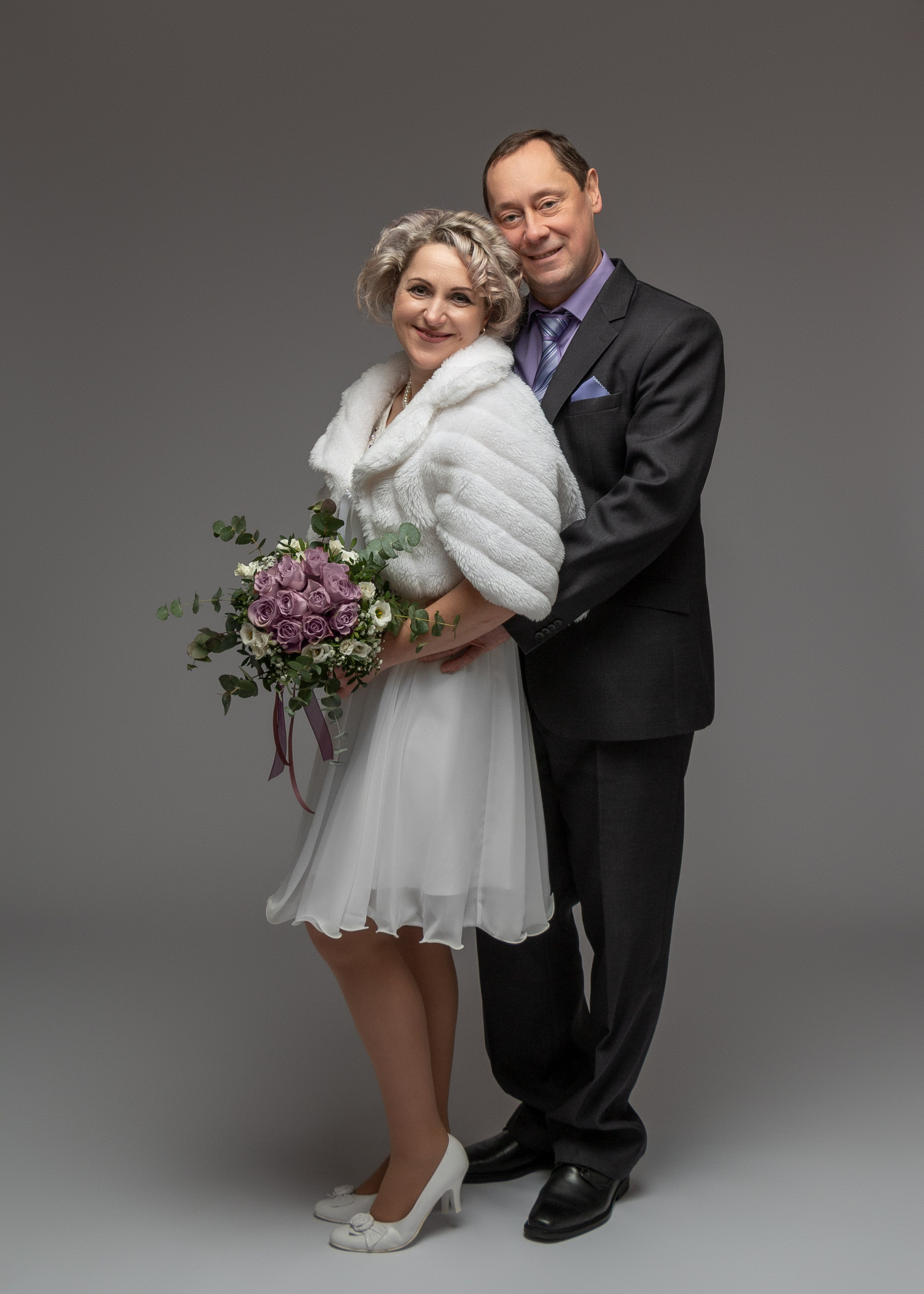 Strahlendes Paar lächelt glücklich in die Kamera"