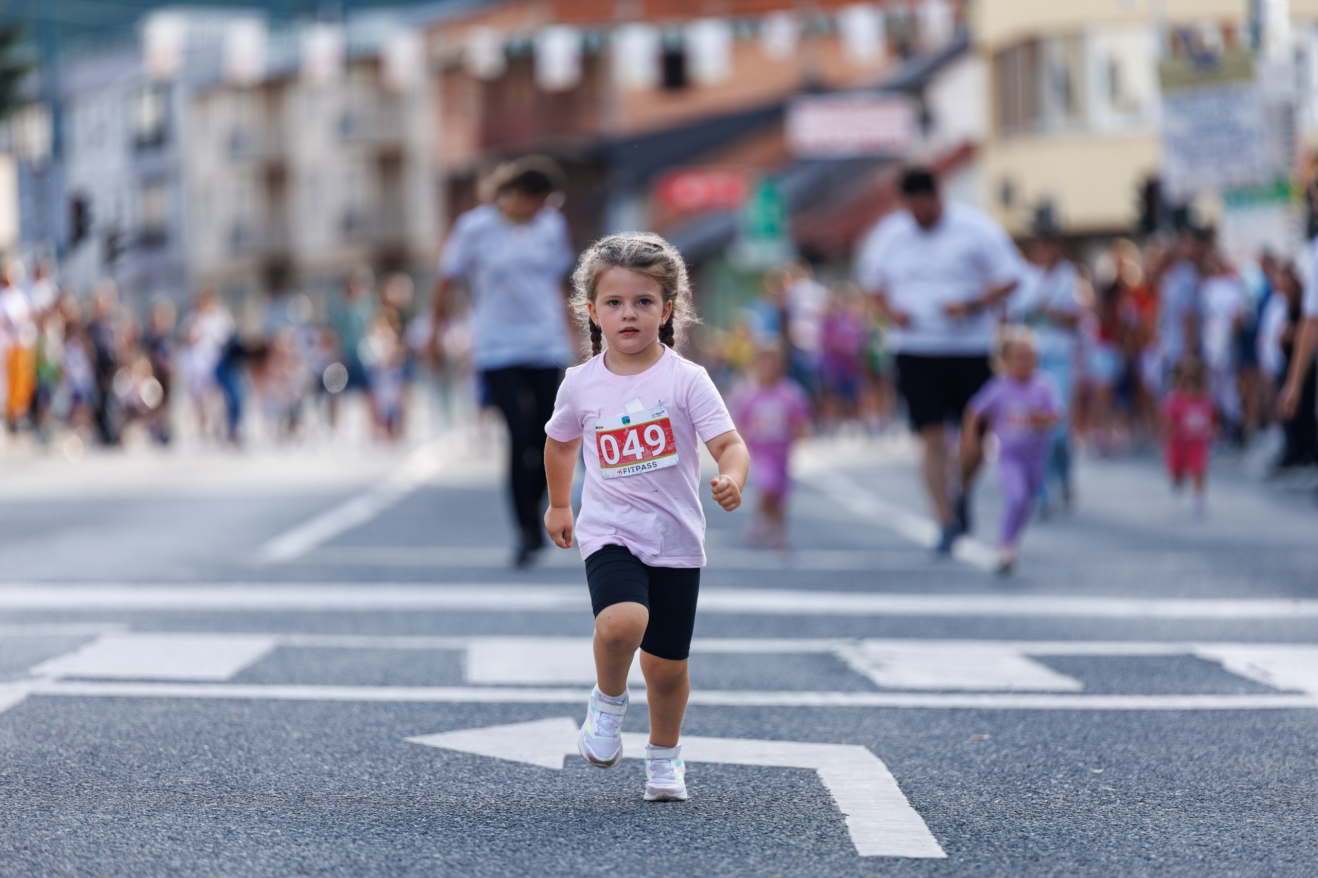 Djevojčica trči dječiju utrku na manifestaciji 5K Hadžići.