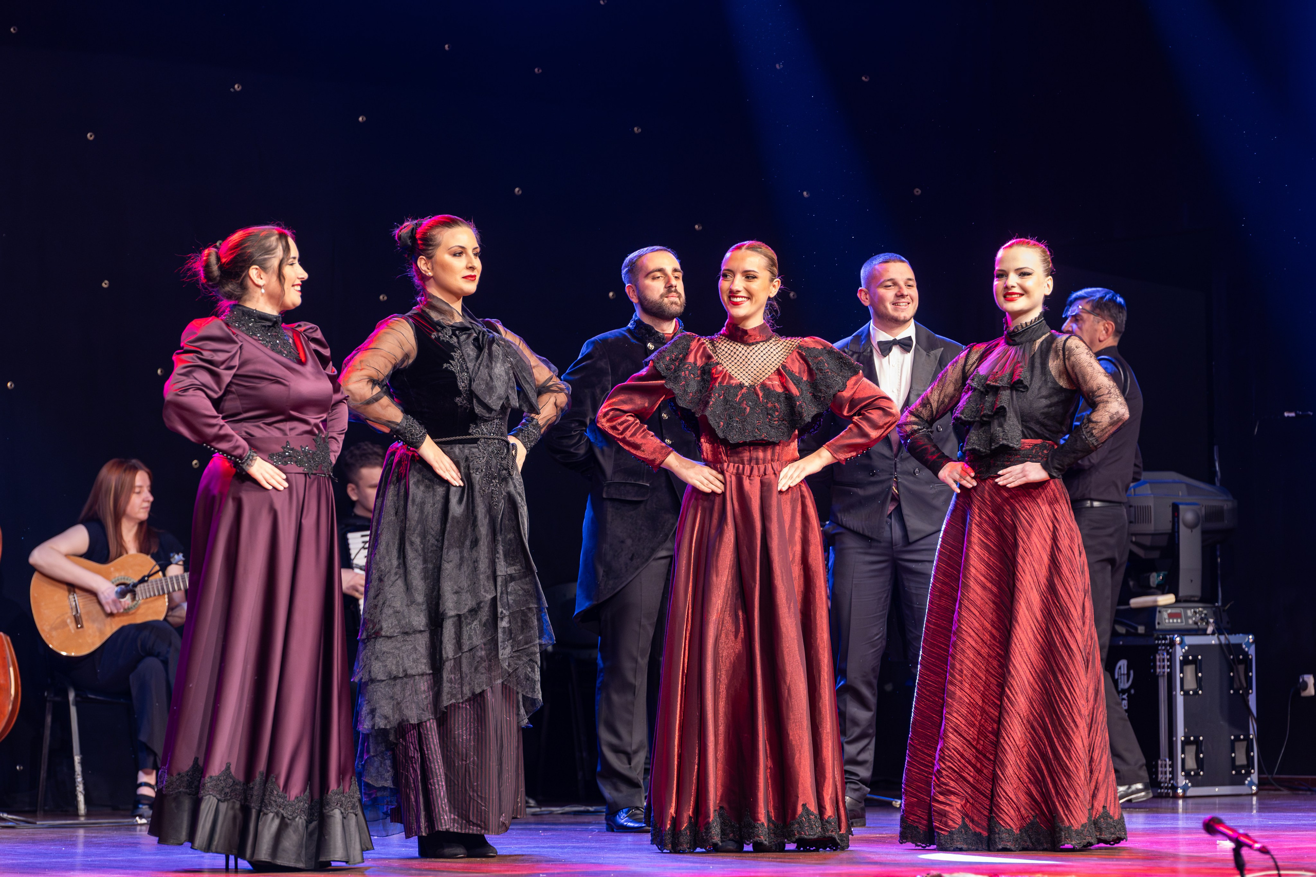 Folklorna koreografija Proletera na pozornici.