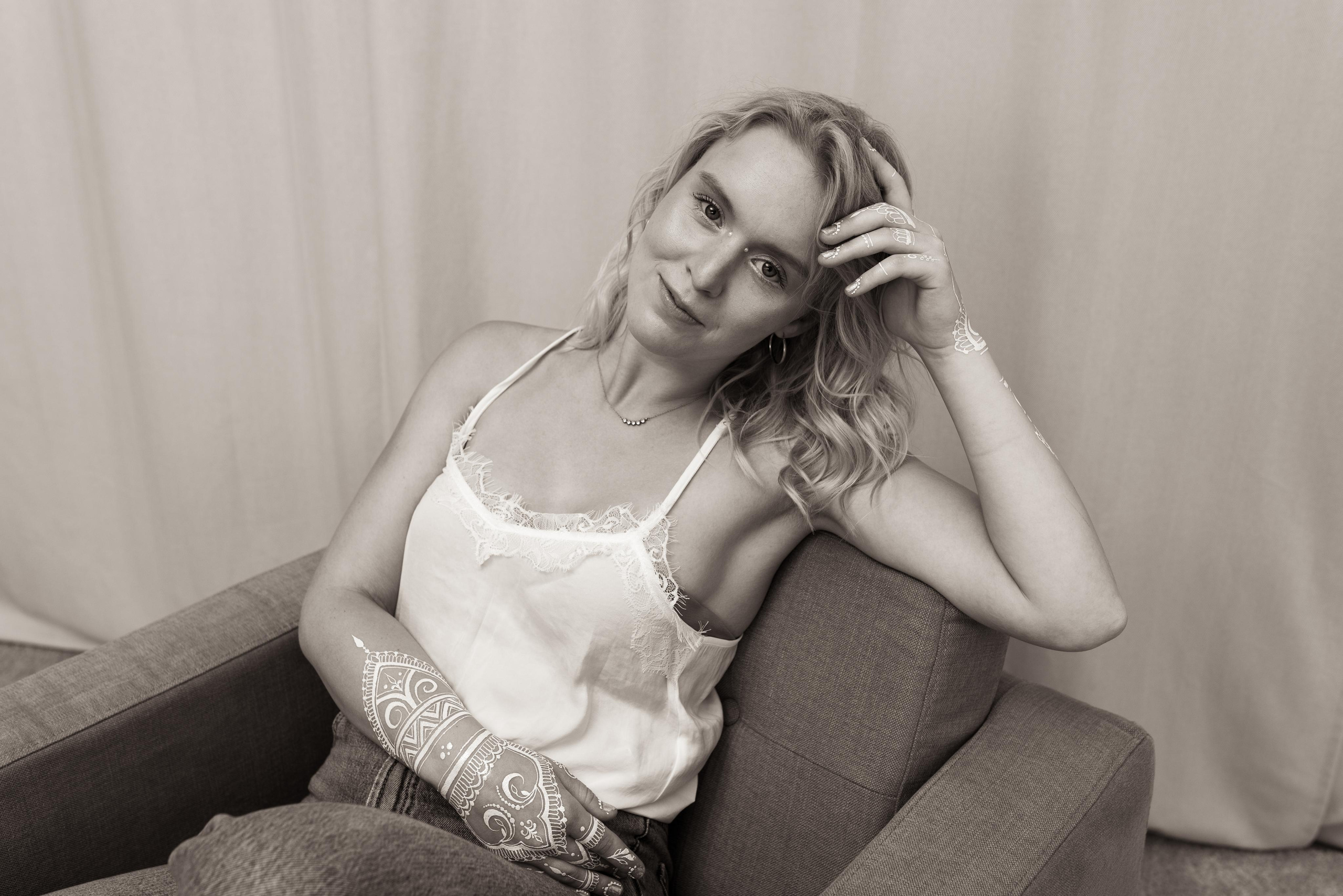 Clara — white bodyart. Photography and bodyart in Cologne — Sylvette Loda