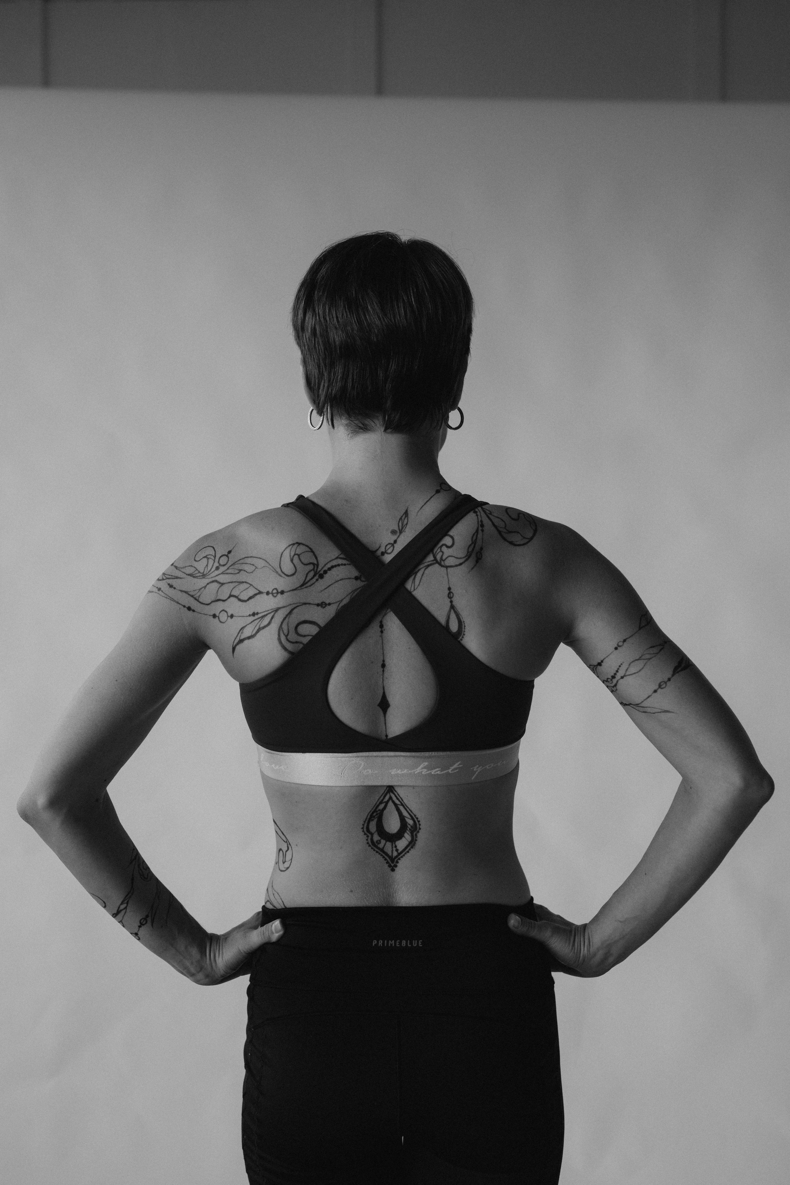 Yoga with Lada — jagua bodyart. Fotografie und Henna Kunst in Köln — Sylvette Loda