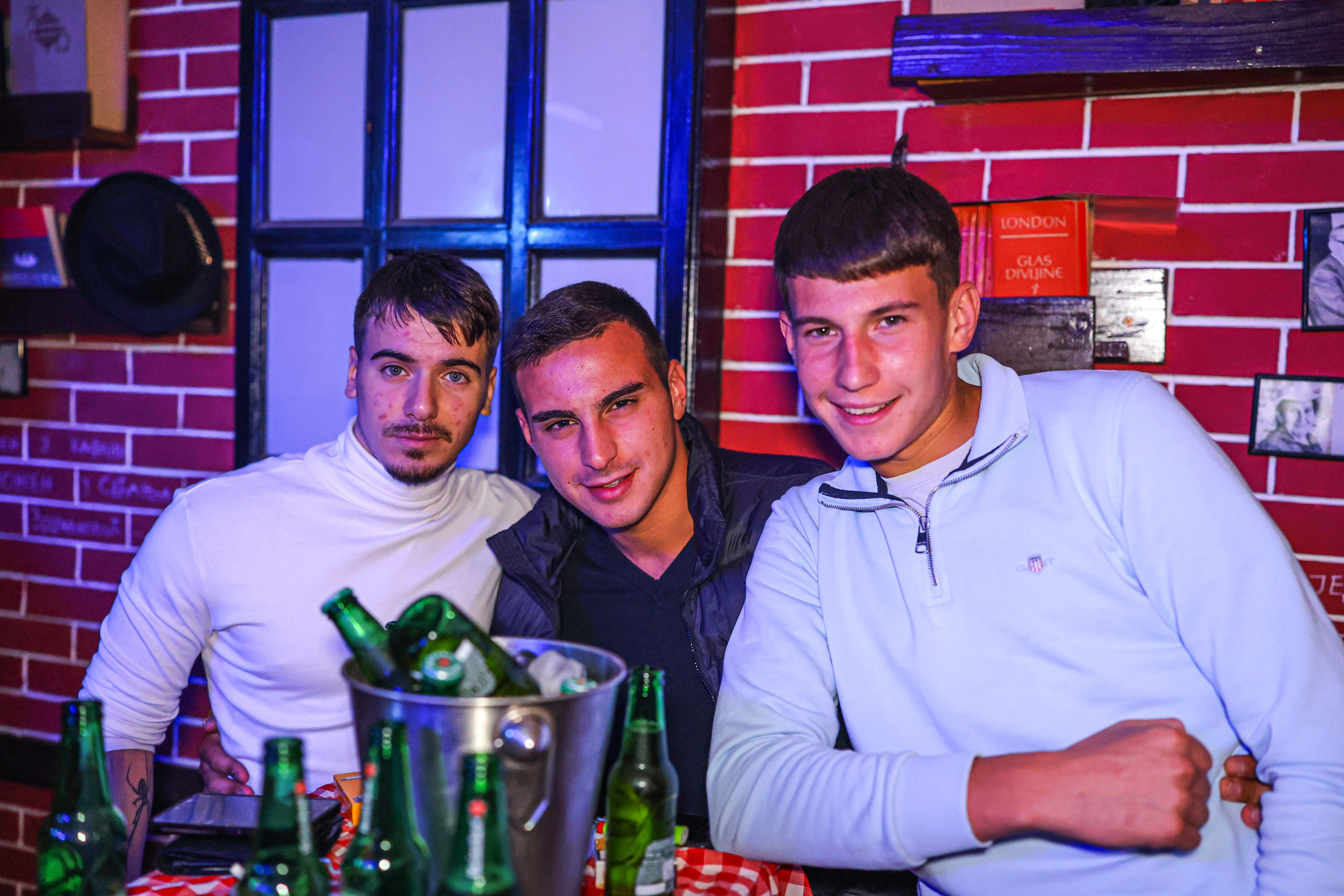 Zurke 90tih — Kafana Gradska Biblioteka. Foto Simic Jagodina