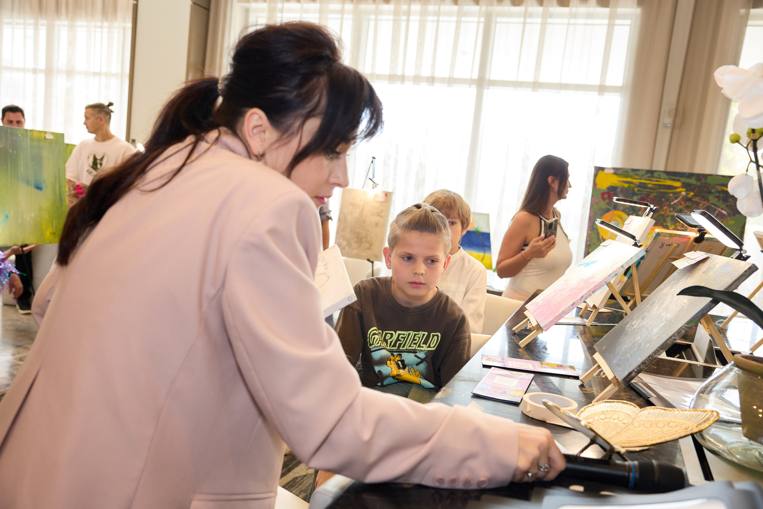 Авторская благотворительная художественная выставка Дианы Бортник. Фотограф Юлия Маковеева