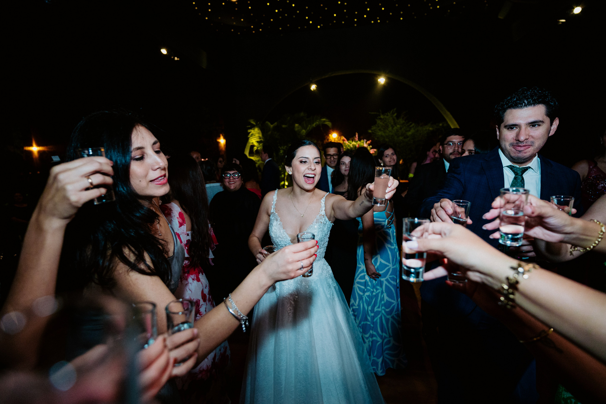 Un vistazo a la fiesta. Fotógrafo de Bodas en Lima | Ronhy Altamirano. Fotografía narrativa y cinematográfica para bodas, quinceañeras y eventos exclusivos