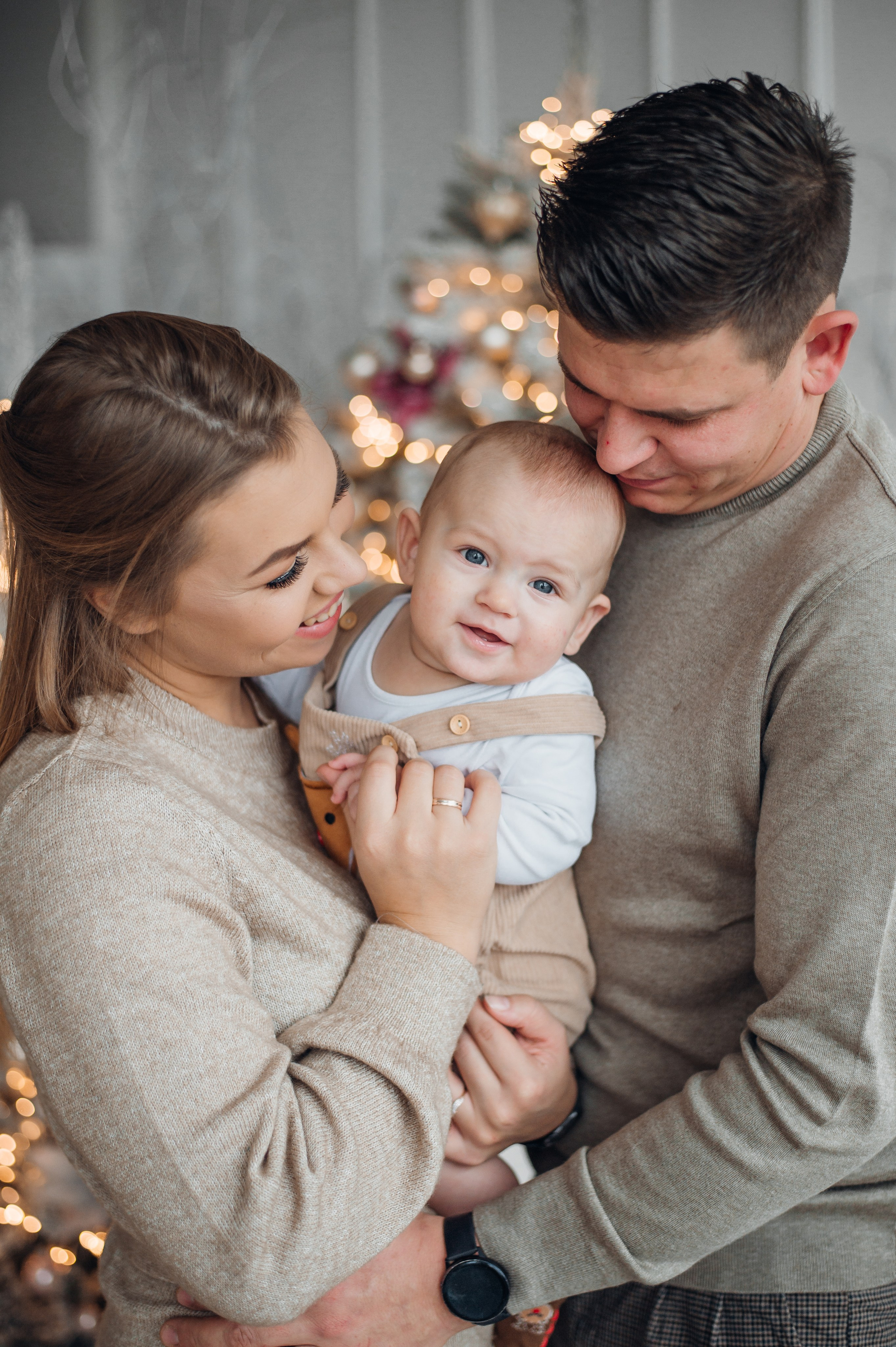Fotosesijos studijoje. Aukse Stravi fotografė