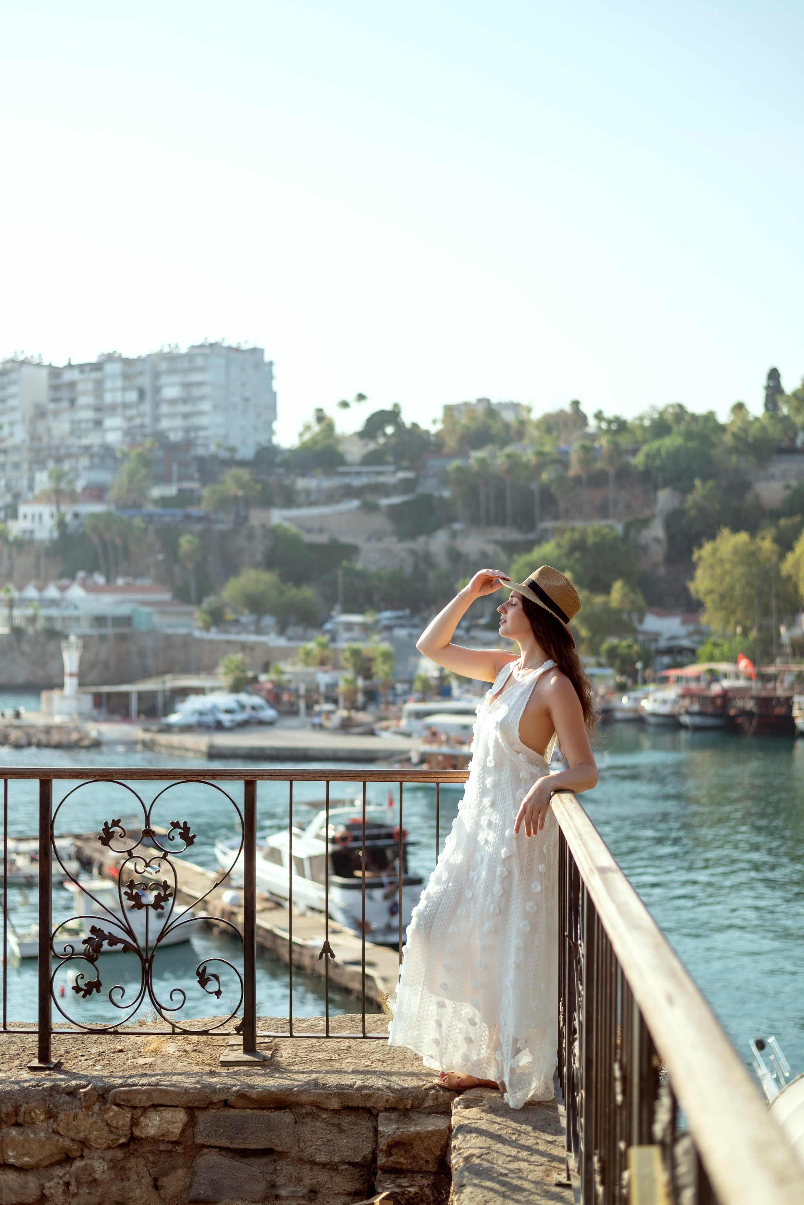 Фото девушки с видом на порт в старом городе Анталии