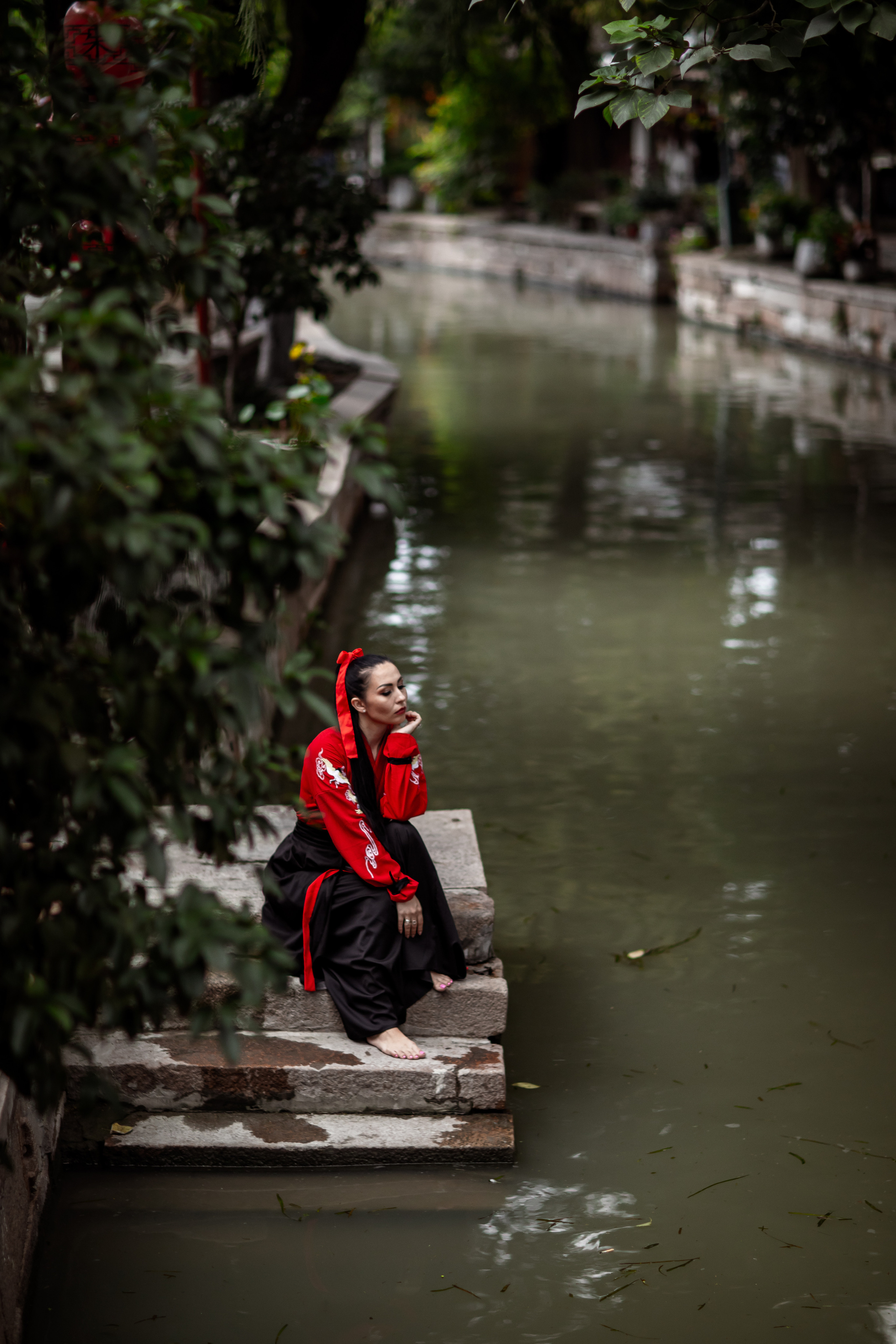 Фотосессия в пригороде Шанхая, в древней водной деревне Чжуцзязяо (Zhujiajiao). Костюмы напрокат, макияж и прическа от профессиональных стилистов. Китай, Шанхай, фотограф в Шанхае. Красный, черный, вода, природа, древность, цивилизация, лодка, храм, китайский колорит.