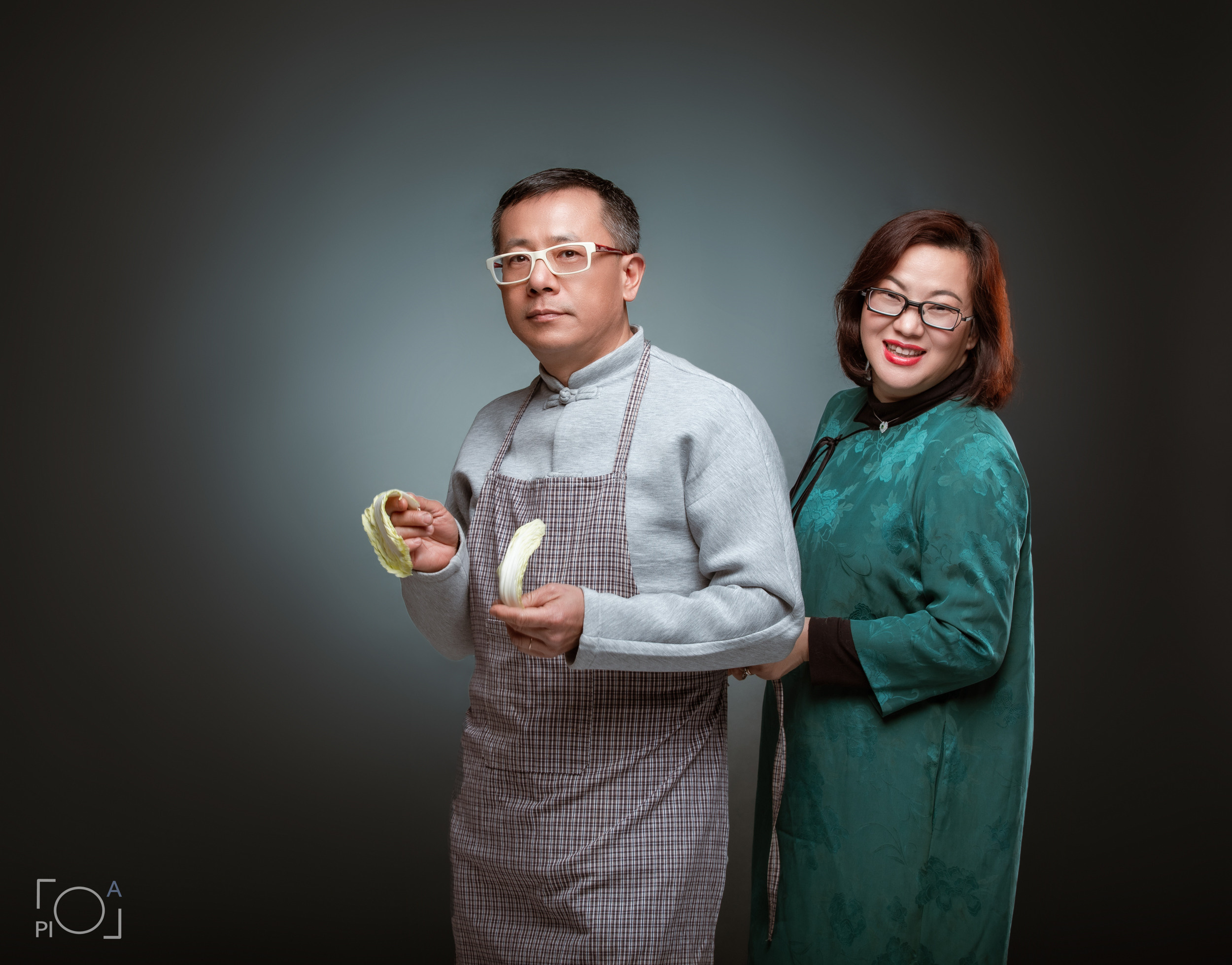 Friendly family: Photo shoot with pets in the studio. Photographer in Shanghai — Lola Pidluskaya