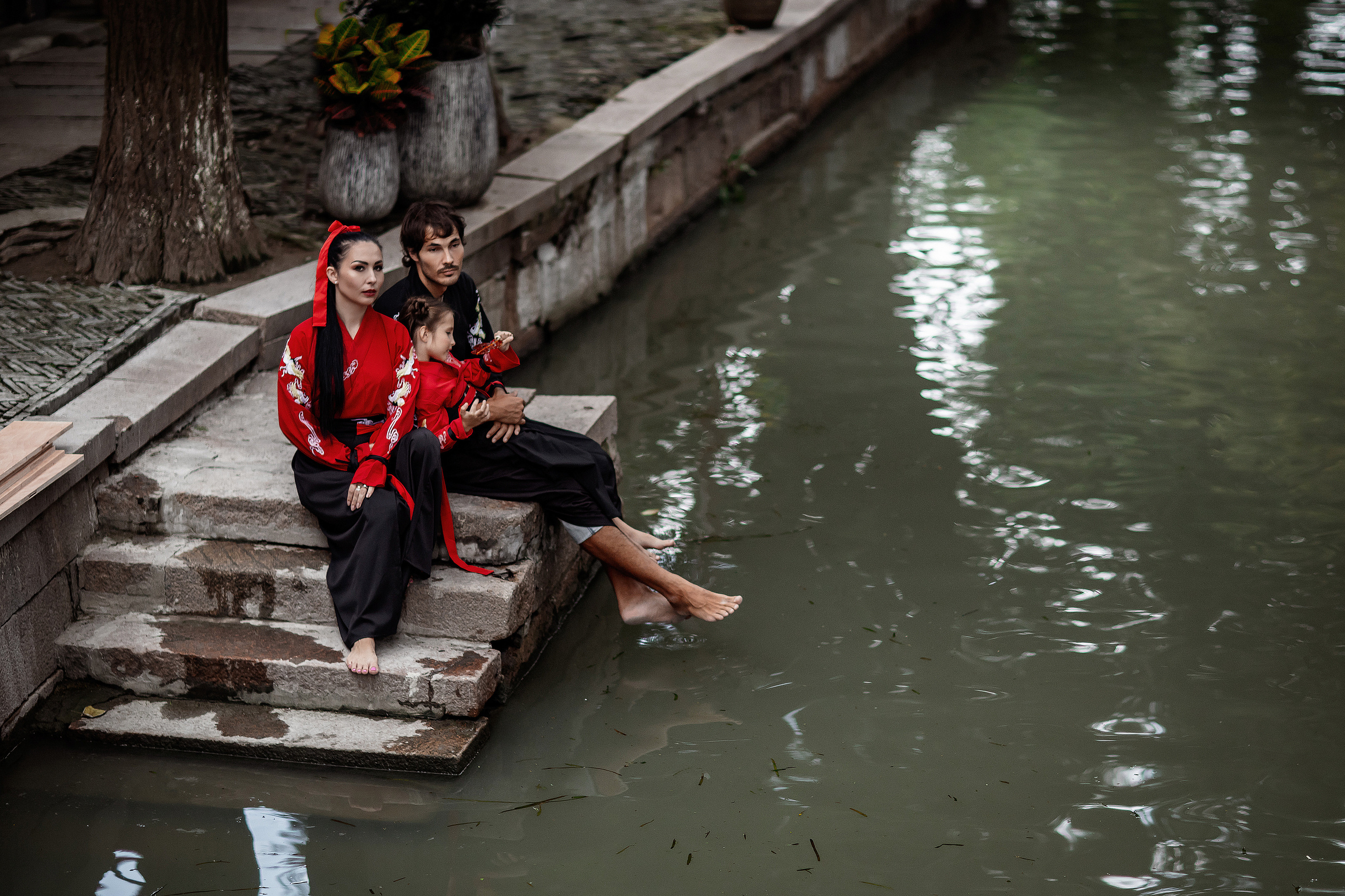 Фотосессия в пригороде Шанхая, в древней водной деревне Чжуцзязяо (Zhujiajiao). Костюмы напрокат, макияж и прическа от профессиональных стилистов. Китай, Шанхай, фотограф в Шанхае. Красный, черный, вода, природа, древность, цивилизация, лодка, храм, китайский колорит.