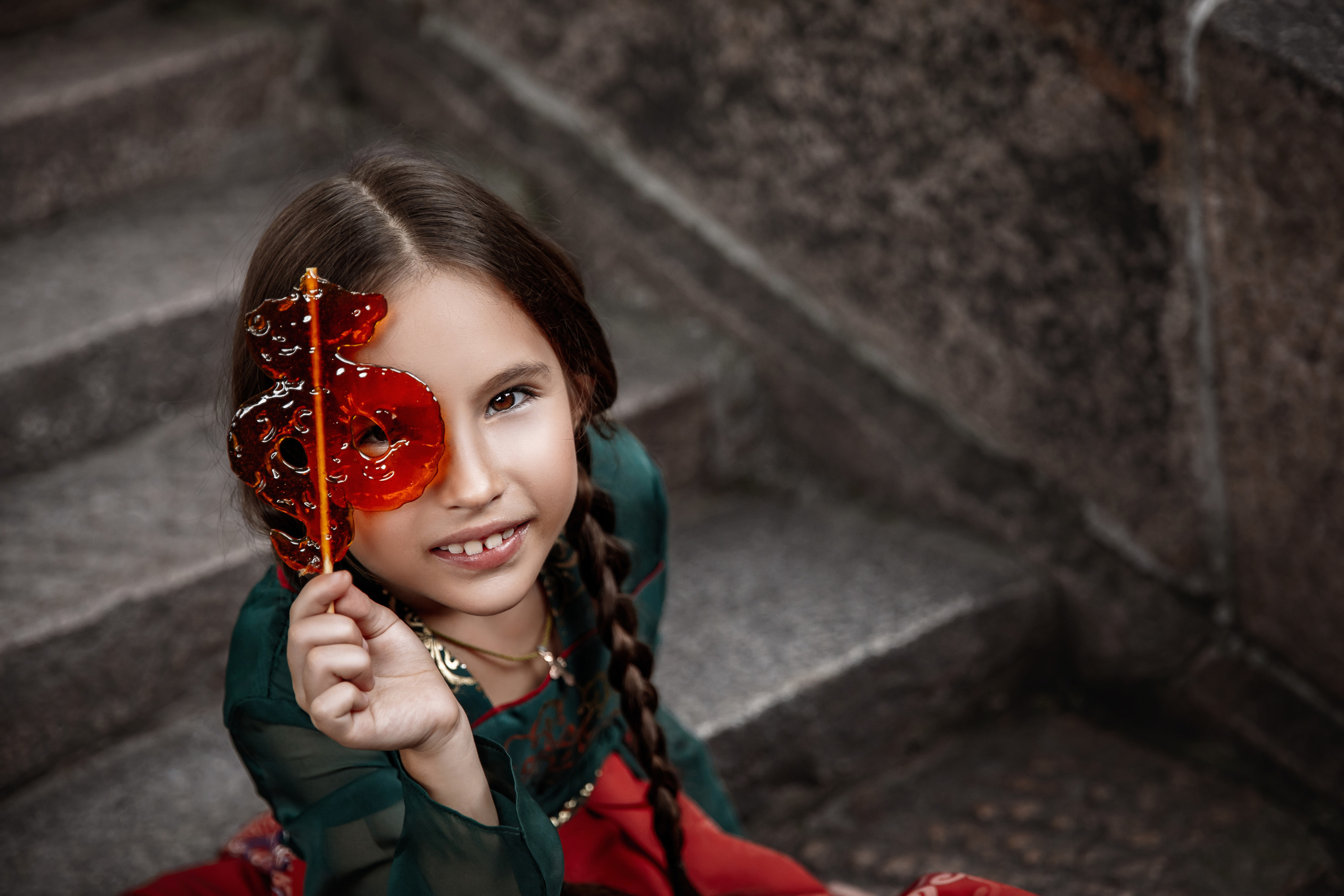 Фотосессия в пригороде Шанхая, в древней водной деревне Чжуцзязяо (Zhujiajiao). Костюмы напрокат, макияж и прическа от профессиональных стилистов. Китай, Шанхай, фотограф в Шанхае. Красный, черный, вода, природа, древность, цивилизация, лодка, храм, китайский колорит.