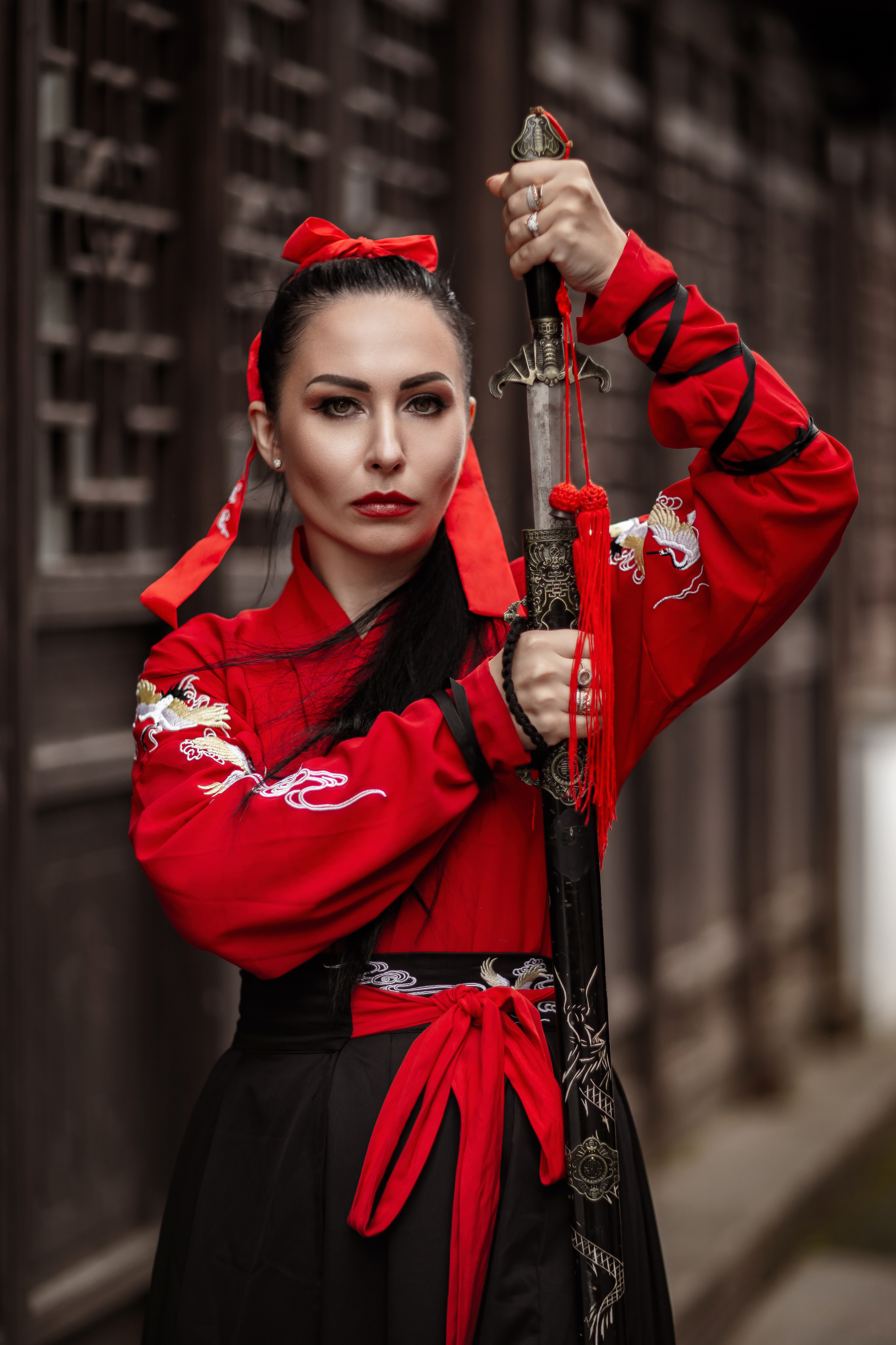 Фотосессия в пригороде Шанхая, в древней водной деревне Чжуцзязяо (Zhujiajiao). Костюмы напрокат, макияж и прическа от профессиональных стилистов. Китай, Шанхай, фотограф в Шанхае. Красный, черный, вода, природа, древность, цивилизация, лодка, храм, китайский колорит.