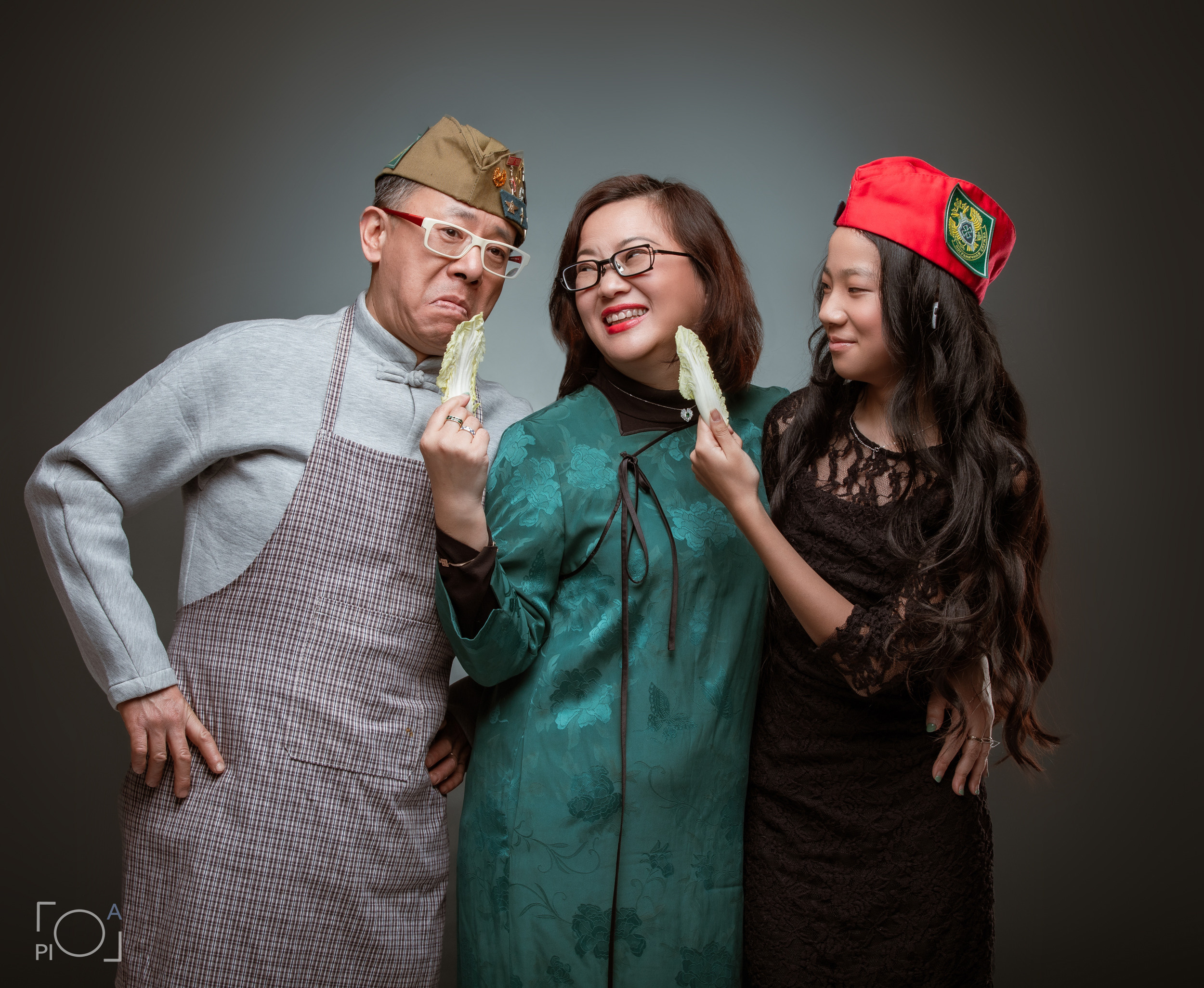 Friendly family: Photo shoot with pets in the studio. Photographer in Shanghai — Lola Pidluskaya
