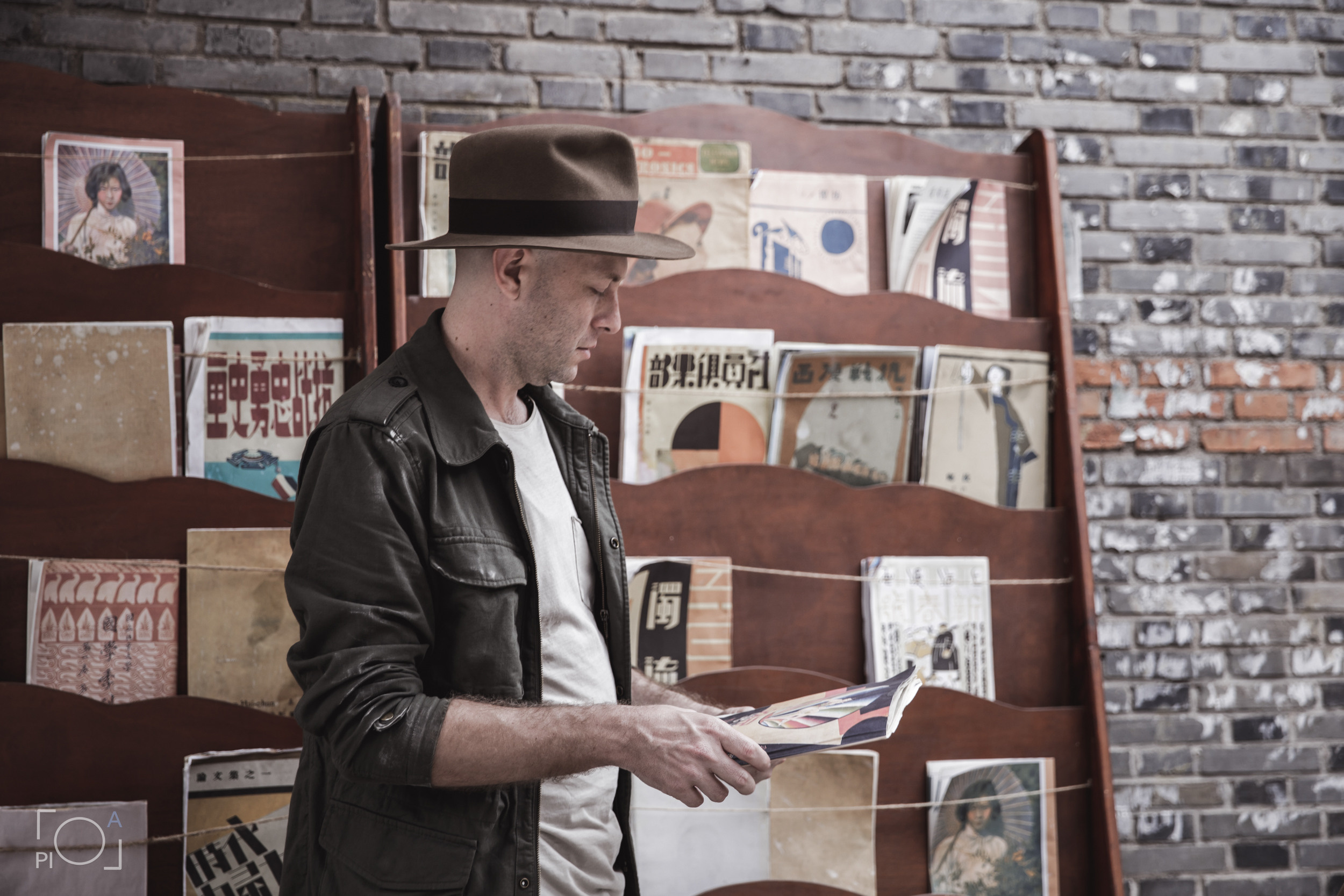 Australian blogger in a Shanghai movie studio. Unretouched. Photographer in Shanghai — Lola Pidluskaya