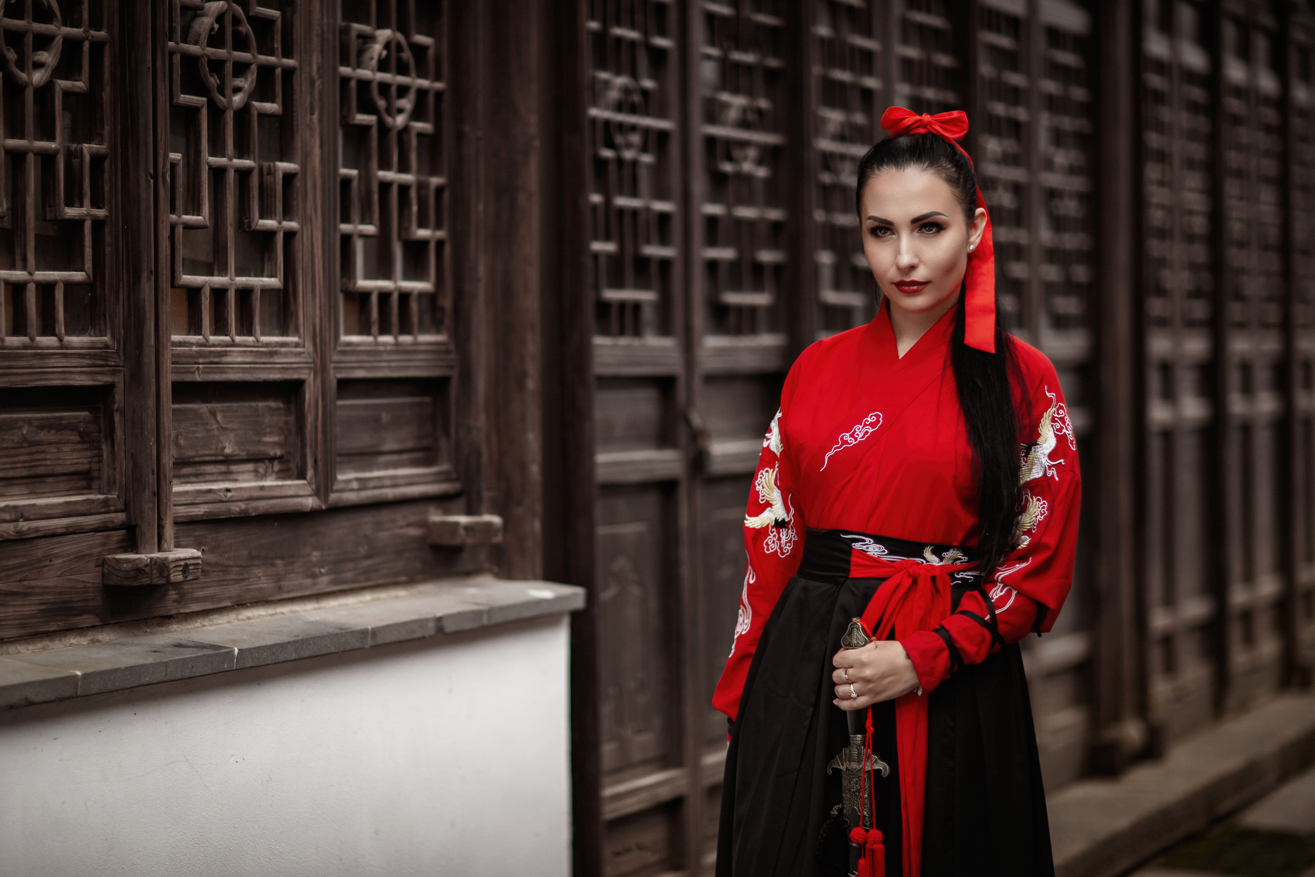 Фотосессия в пригороде Шанхая, в древней водной деревне Чжуцзязяо (Zhujiajiao). Костюмы напрокат, макияж и прическа от профессиональных стилистов. Китай, Шанхай, фотограф в Шанхае. Красный, черный, вода, природа, древность, цивилизация, лодка, храм, китайский колорит.