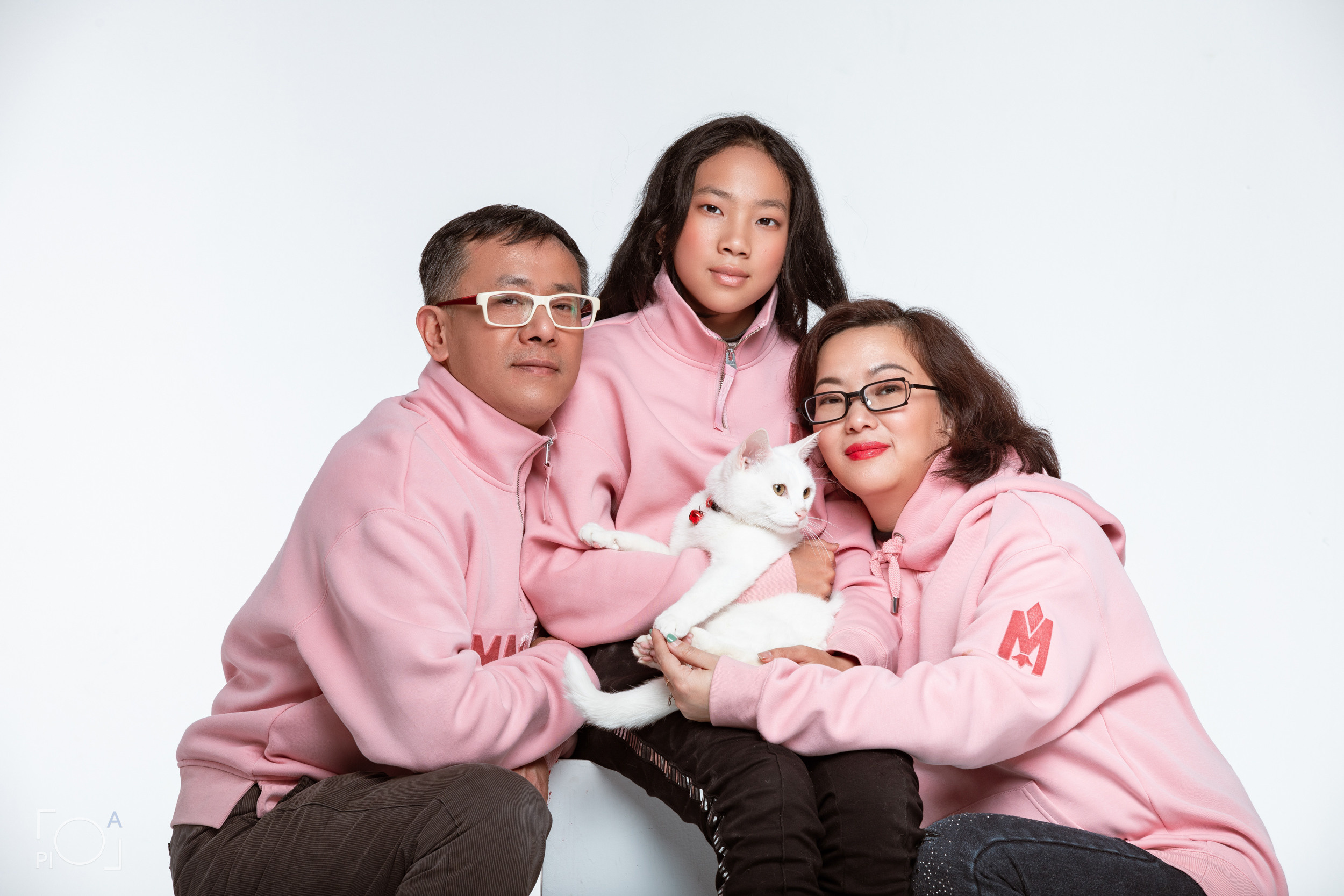 Friendly family: Photo shoot with pets in the studio. Photographer in Shanghai — Lola Pidluskaya