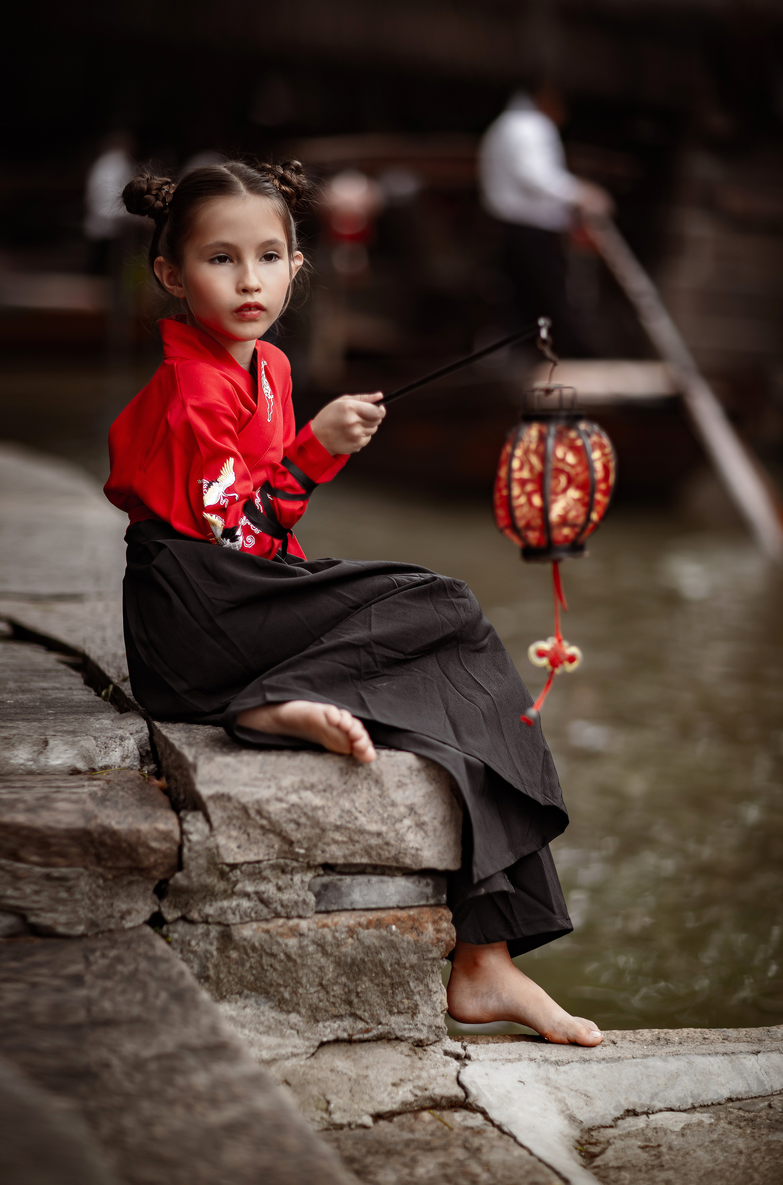 Фотосессия в пригороде Шанхая, в древней водной деревне Чжуцзязяо (Zhujiajiao). Костюмы напрокат, макияж и прическа от профессиональных стилистов. Китай, Шанхай, фотограф в Шанхае. Красный, черный, вода, природа, древность, цивилизация, лодка, храм, китайский колорит.