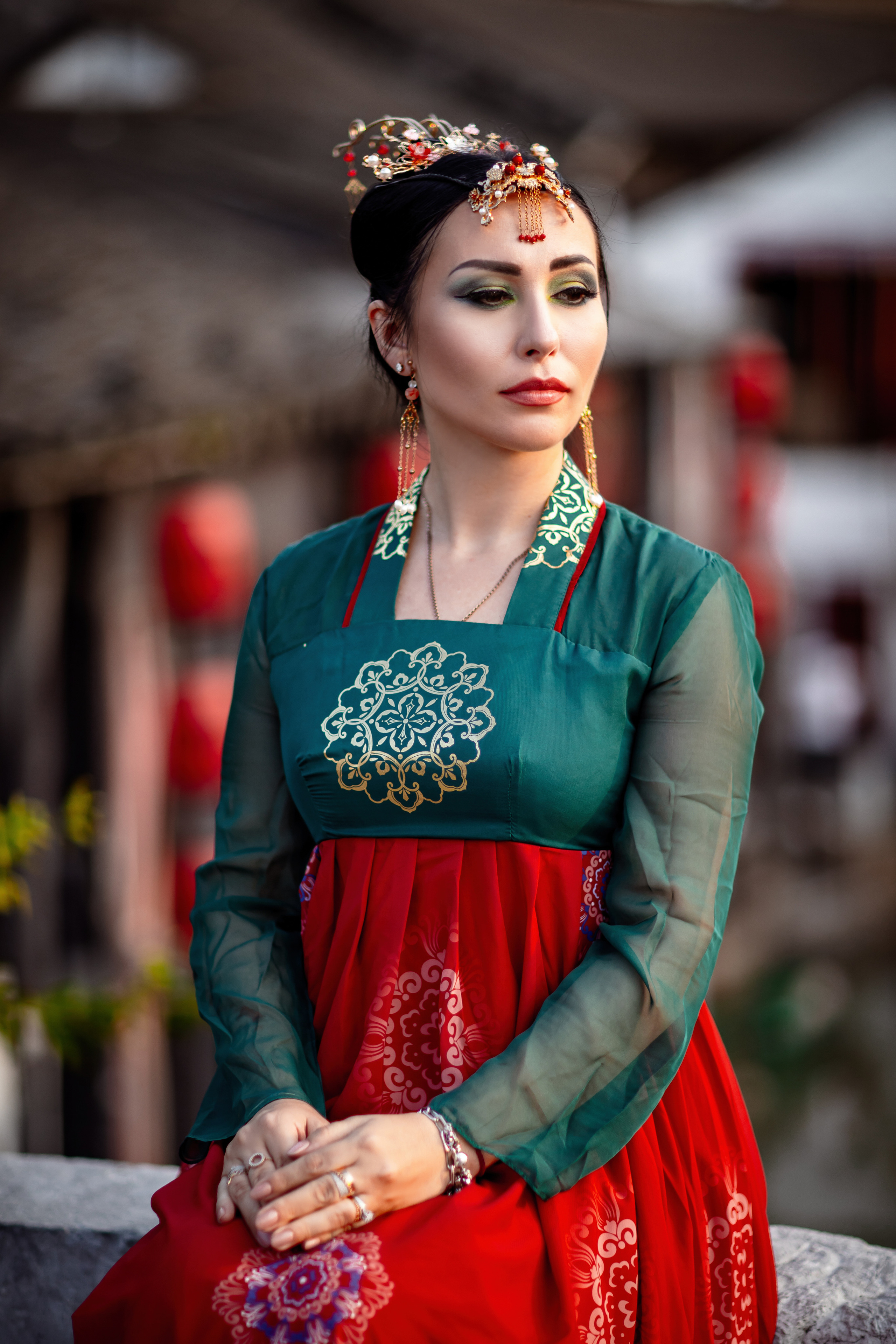 Фотосессия в пригороде Шанхая, в древней водной деревне Чжуцзязяо (Zhujiajiao). Костюмы напрокат, макияж и прическа от профессиональных стилистов. Китай, Шанхай, фотограф в Шанхае. Красный, черный, вода, природа, древность, цивилизация, лодка, храм, китайский колорит.