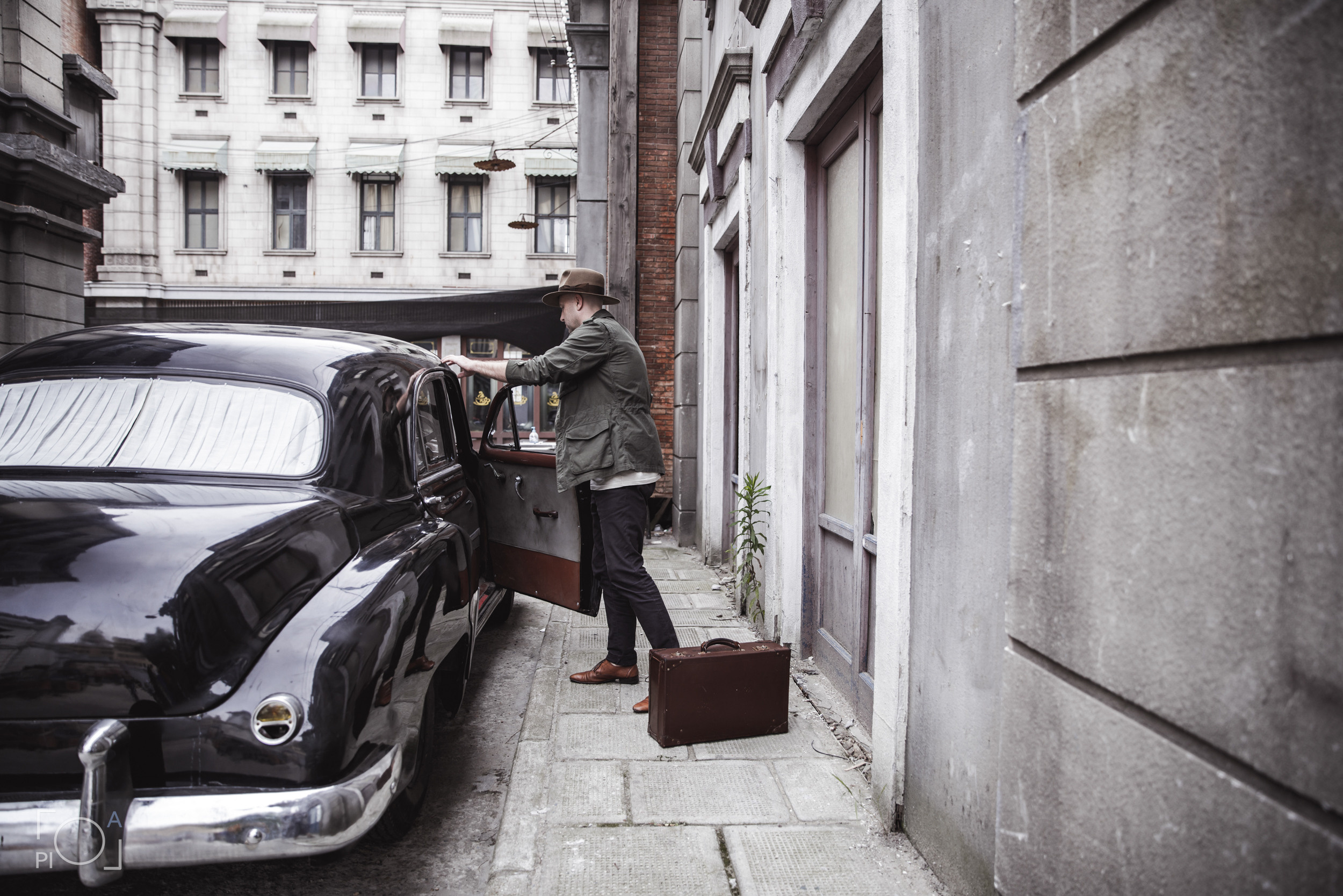 Australian blogger in a Shanghai movie studio. Unretouched. Photographer in Shanghai — Lola Pidluskaya