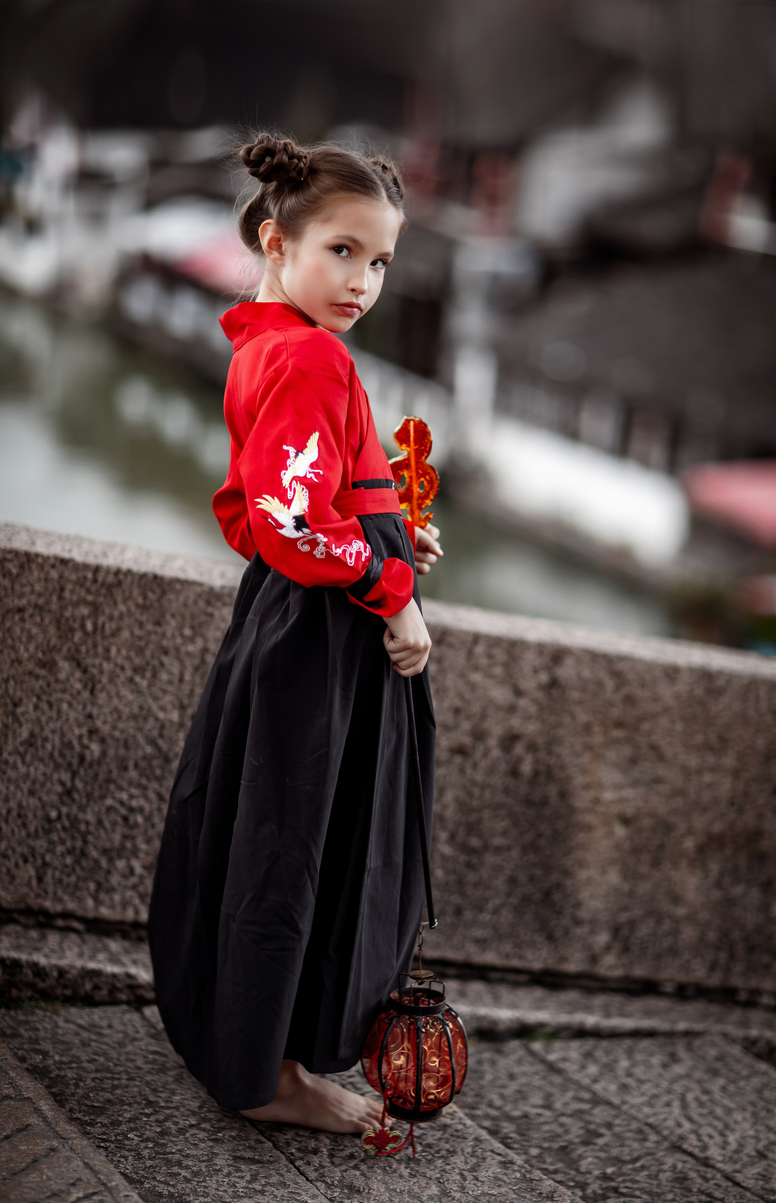 Фотосессия в пригороде Шанхая, в древней водной деревне Чжуцзязяо (Zhujiajiao). Костюмы напрокат, макияж и прическа от профессиональных стилистов. Китай, Шанхай, фотограф в Шанхае. Красный, черный, вода, природа, древность, цивилизация, лодка, храм, китайский колорит.